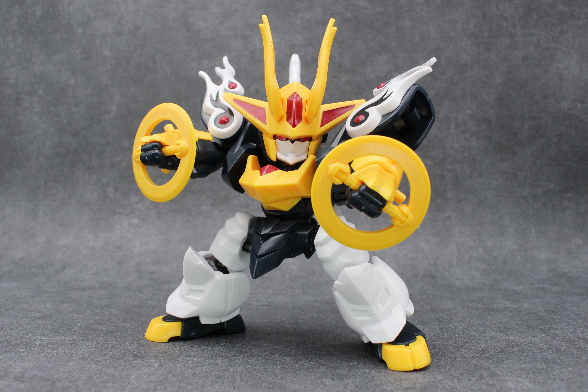 輝輪は中央の握りの部分を取り外してから手に持たせる