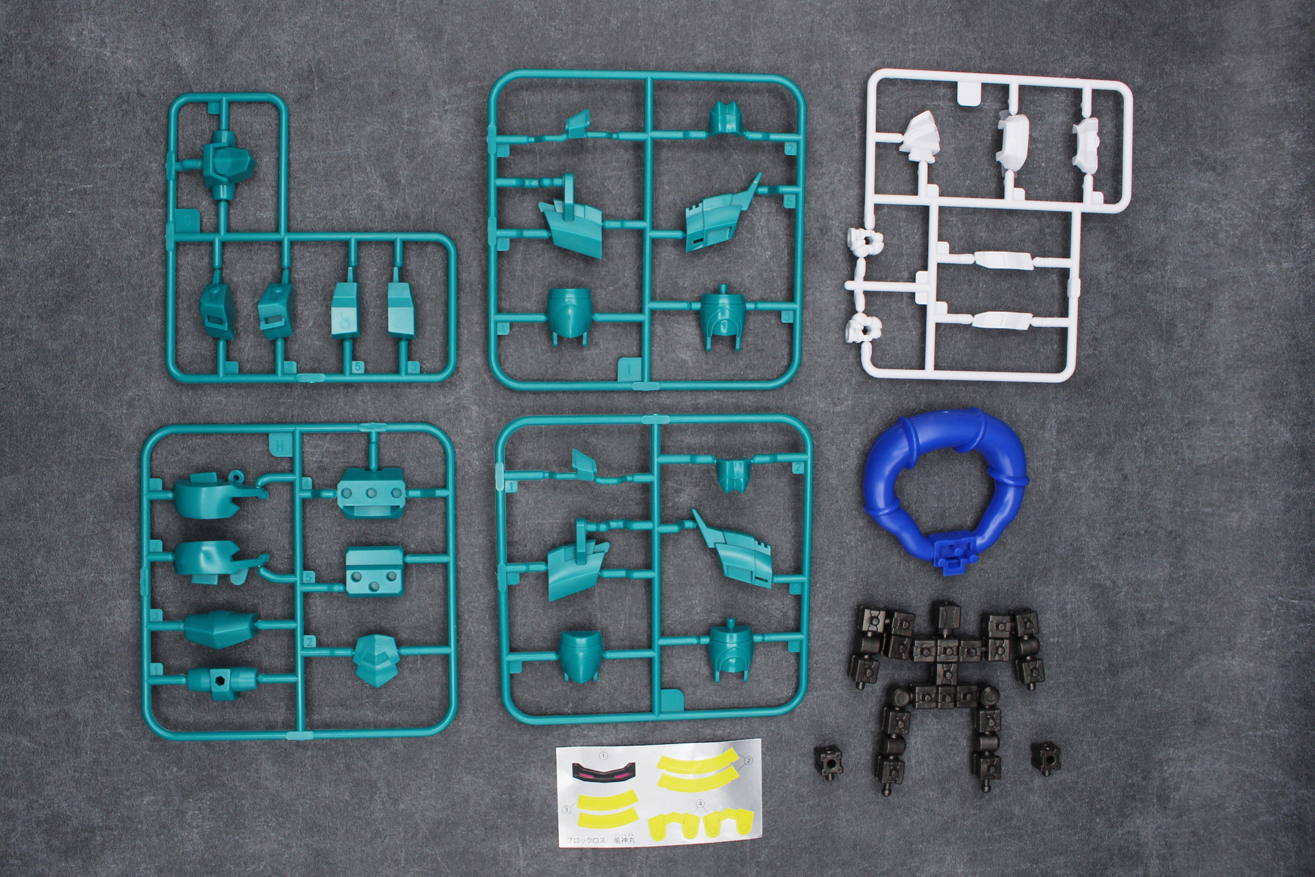 「ブロックロス 風神丸」の内容物。ランナーA～K、Lパーツ、ブロックフレーム、ブロックの予備2個、シール