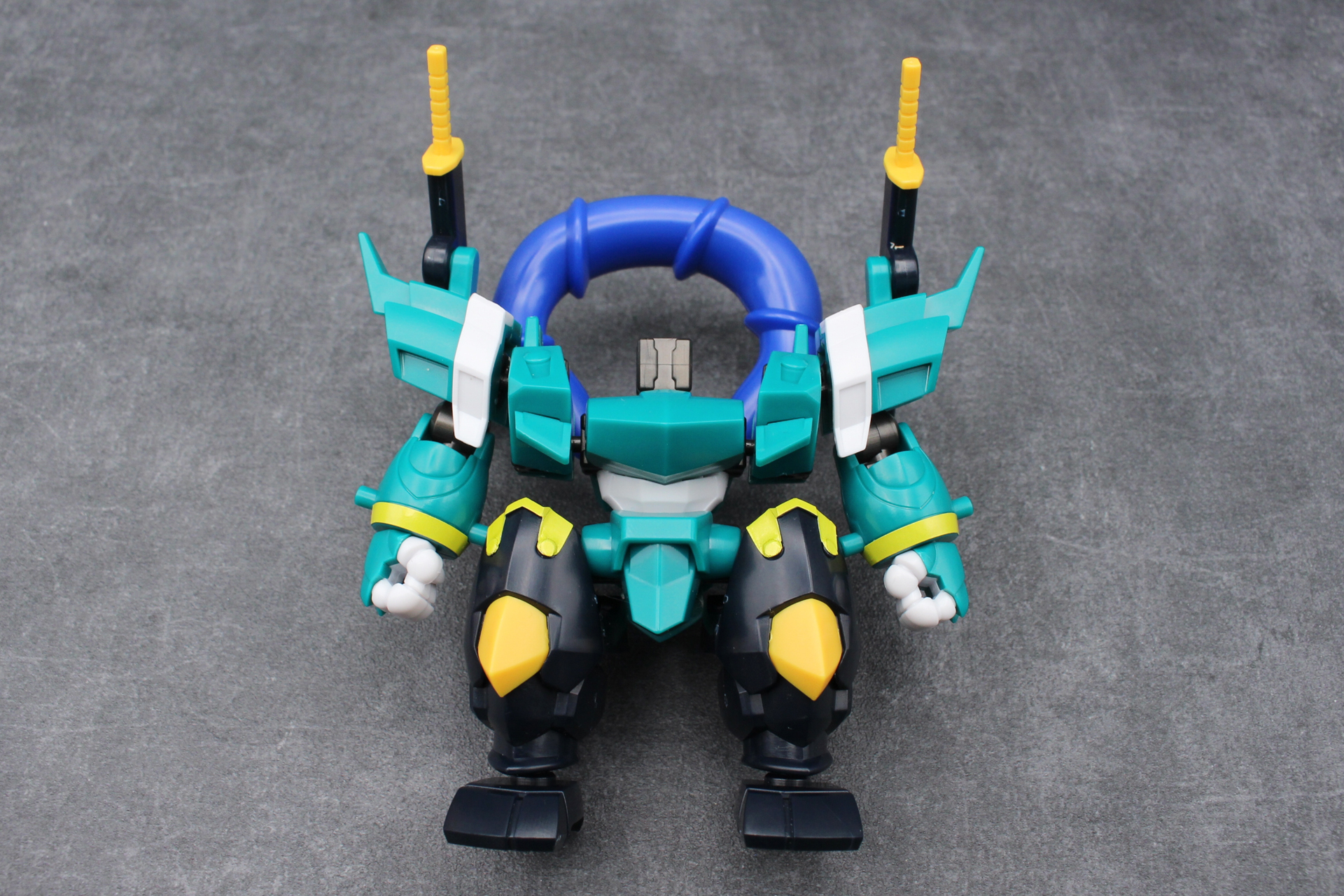 背中の飾り（Lパーツ）と刀を取り付ける