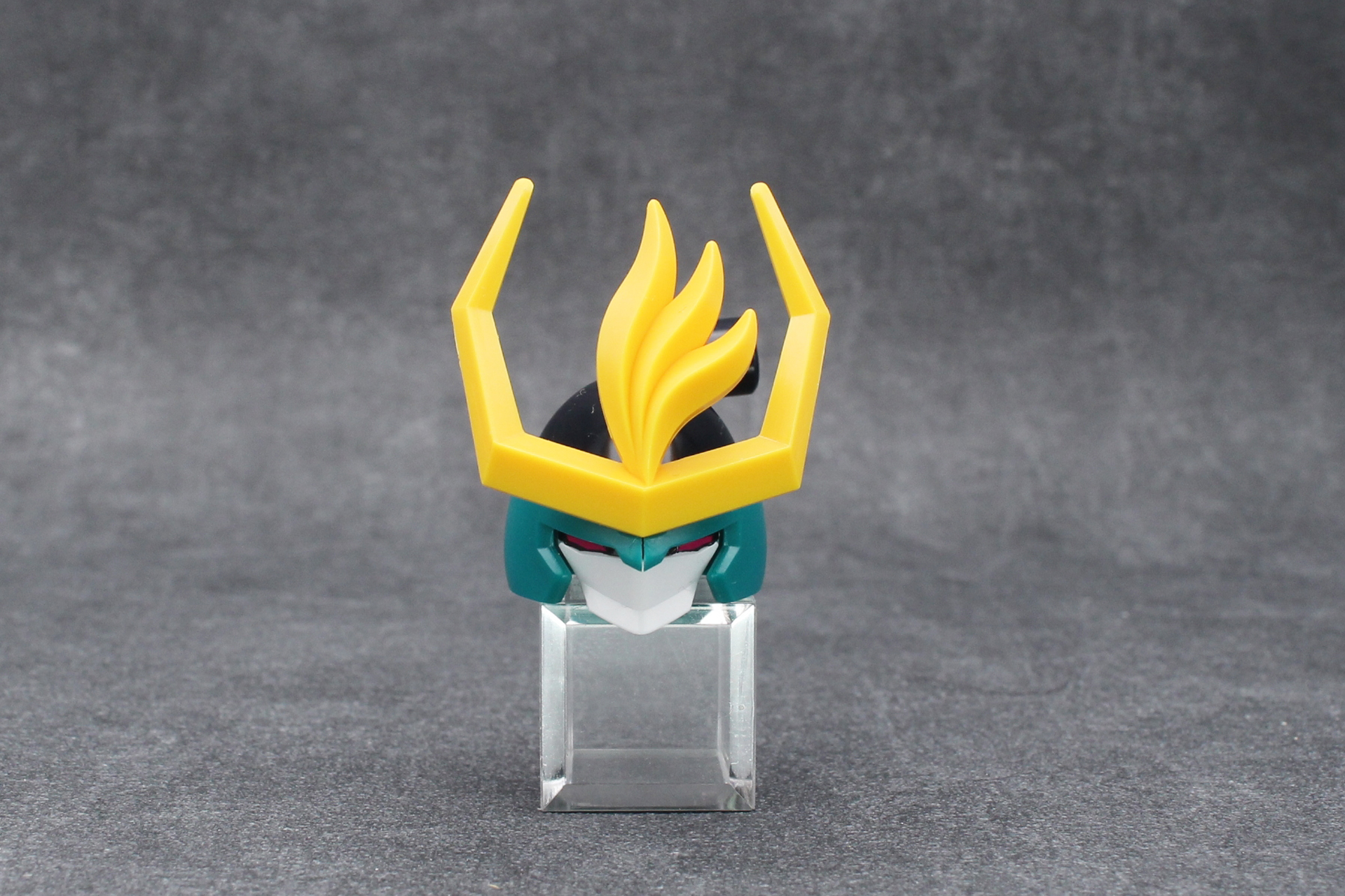 他の魔神と比べると、頭部は比較的シンプルだ