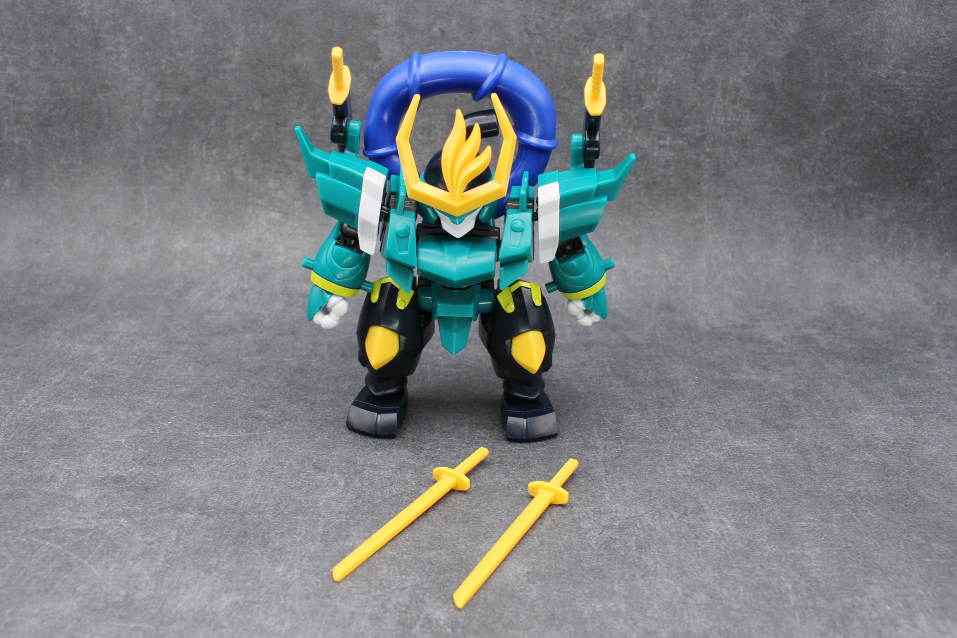 刀は抜刀状態のものと、鞘に収めた状態のパーツと交換式だ