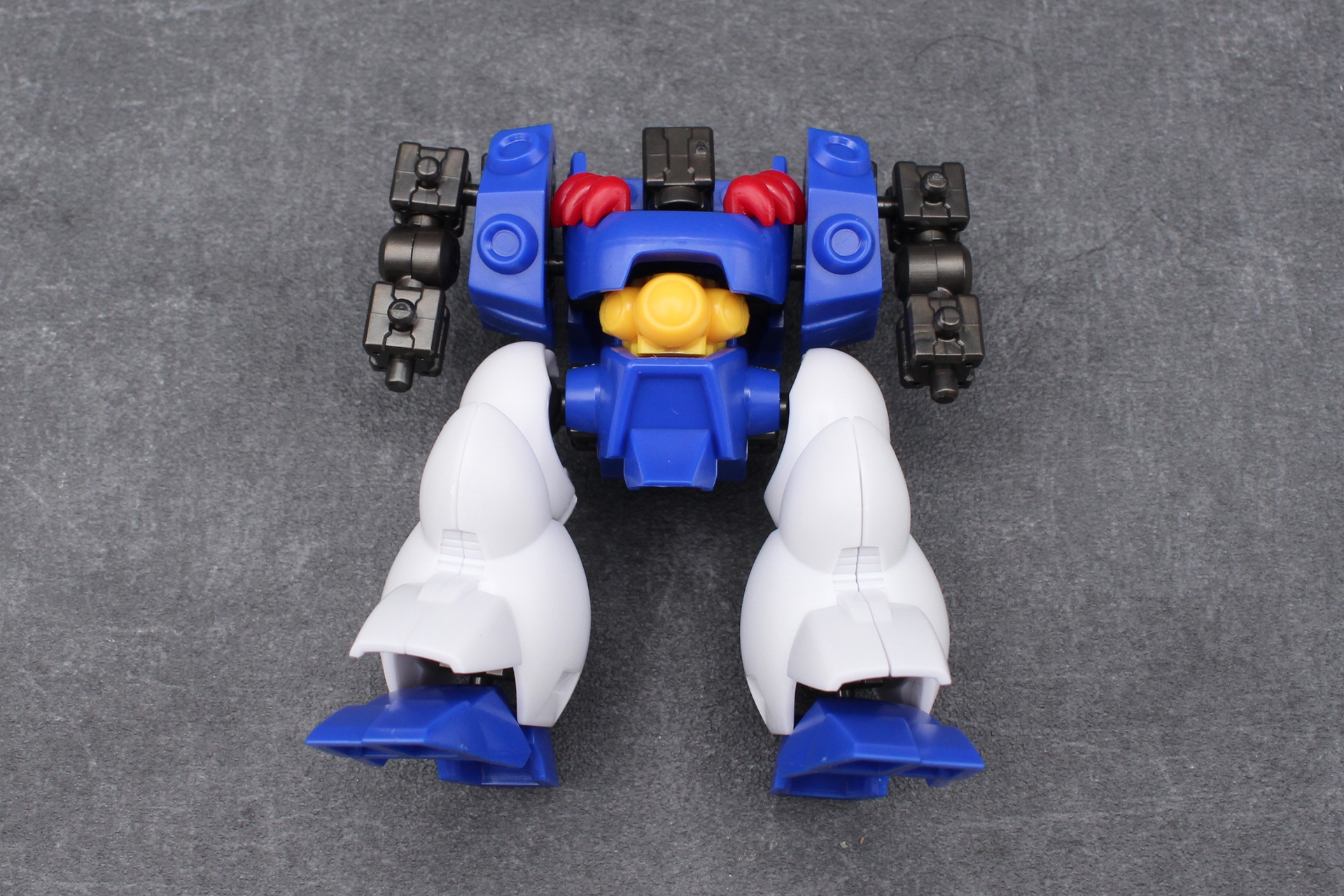 ワタルシリーズの中ではパーツが少なめ。肩のマークはシールとなっている