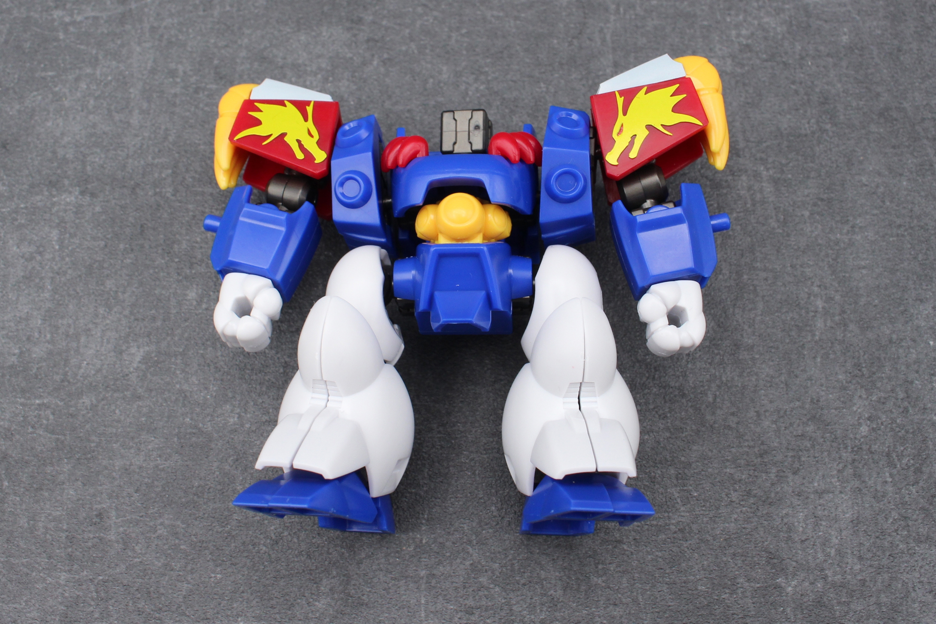 ワタルシリーズの中ではパーツが少なめ。肩のマークはシールとなっている