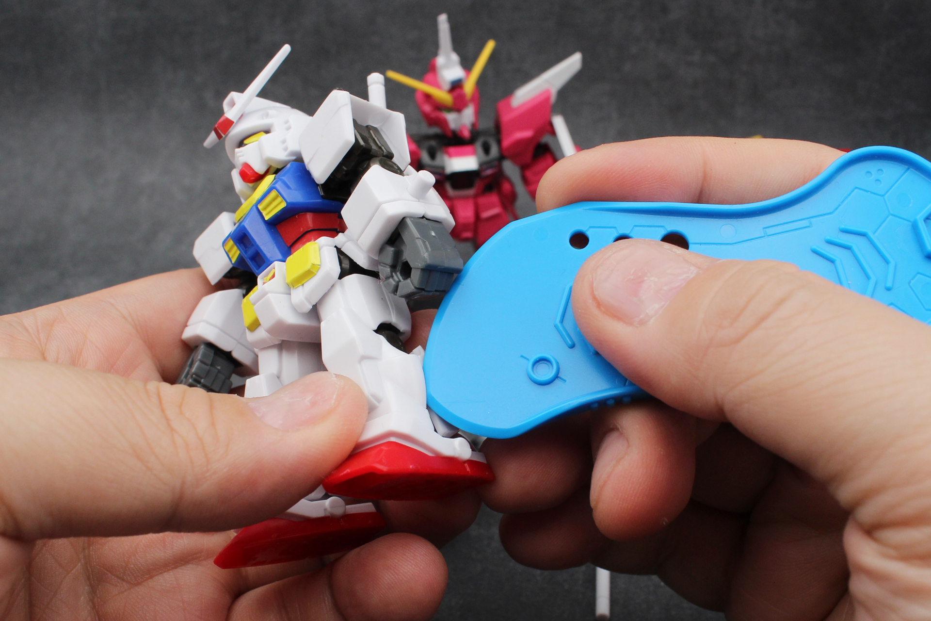 クロスパーツの取り外しは、各社から発売されているパーツセパレーターを使うとやりやすい