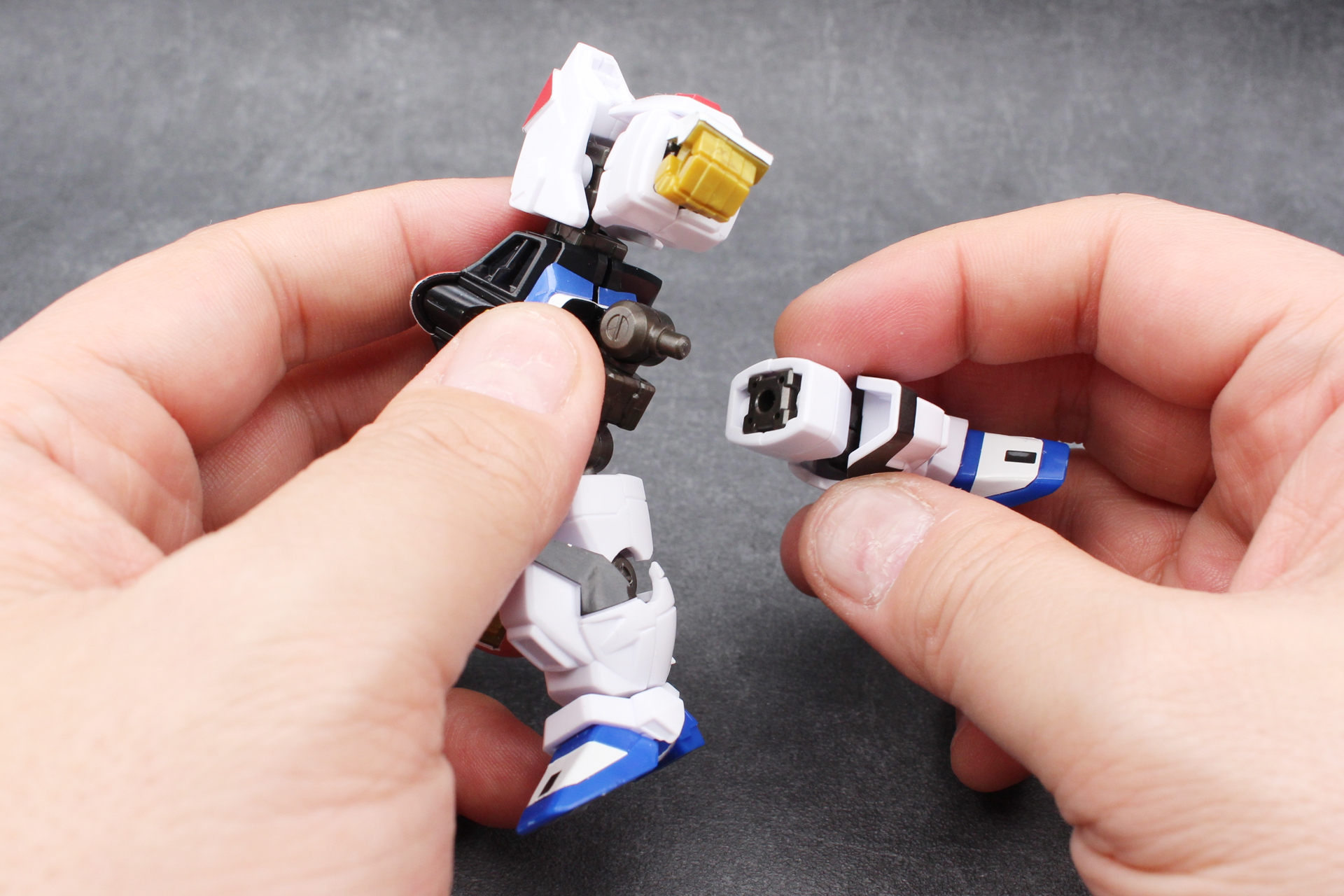 パーツは取り外さず、フレームのジョイントを外して組み替える手もある