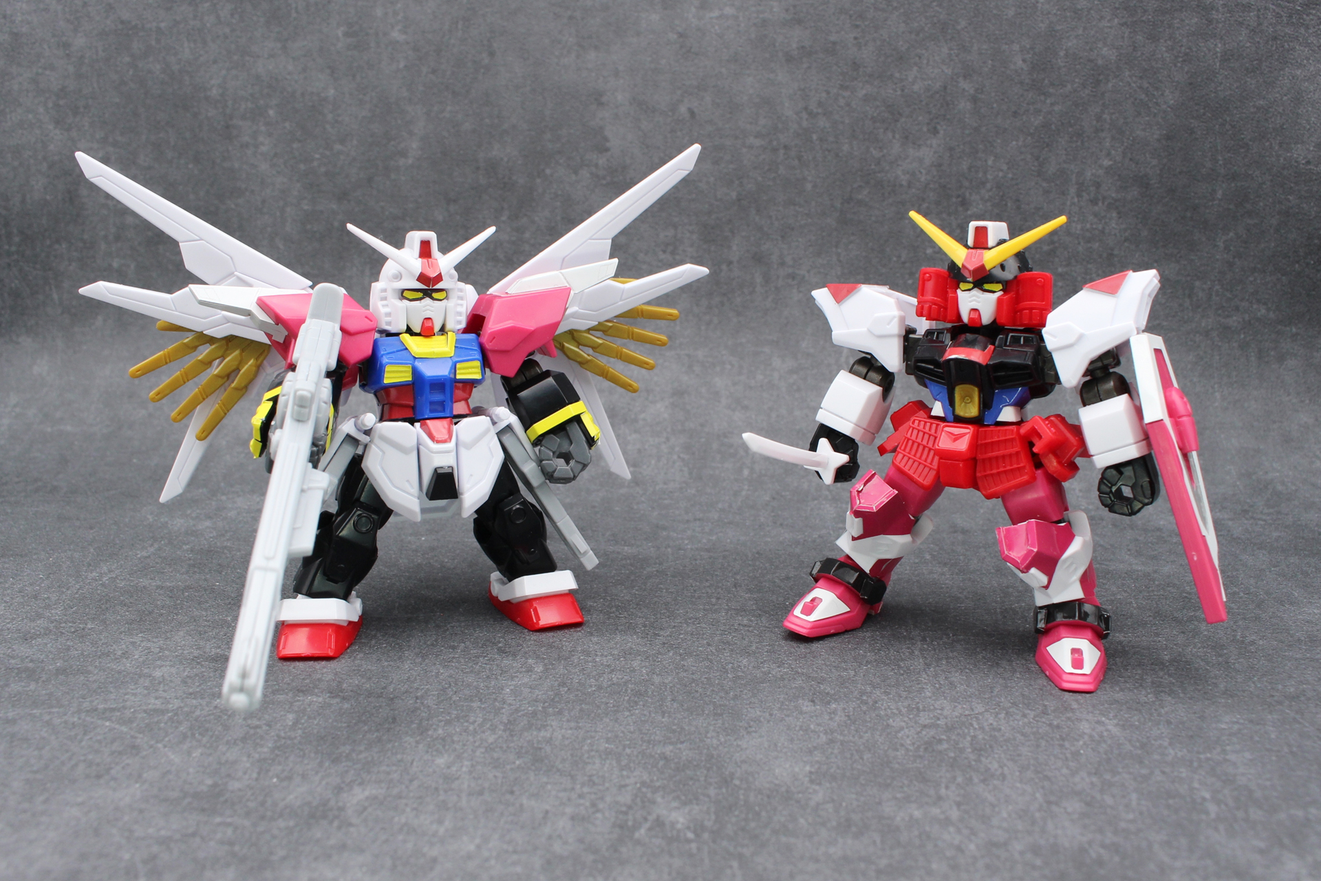 ガンダムシリーズのクロスビルド。種類によってシールが剥がれやすいので、組み替えは慎重に行おう