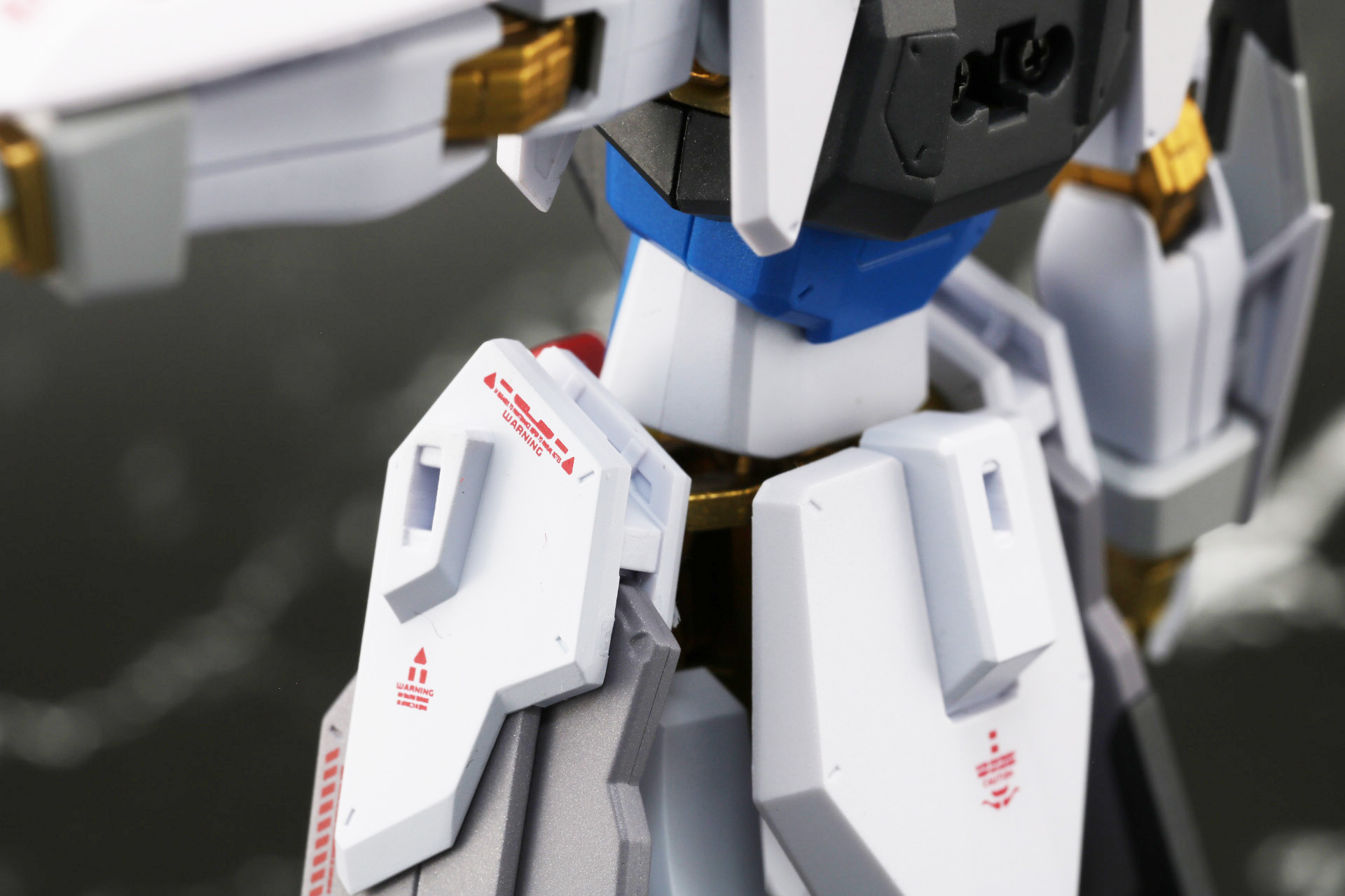 腰部のレールガン基部にビームサーベル柄を装着。「フリーダムガンダム」を彷彿とさせるデザインとなっている