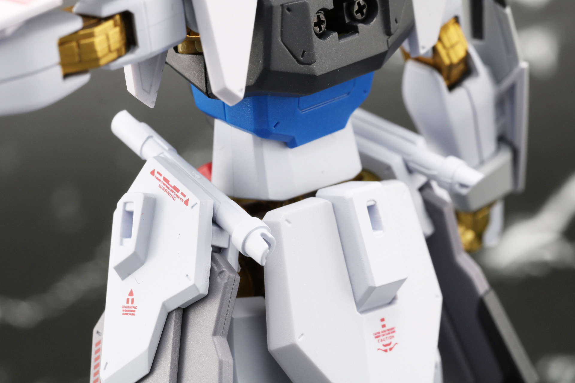 腰部のレールガン基部にビームサーベル柄を装着。「フリーダムガンダム」を彷彿とさせるデザインとなっている