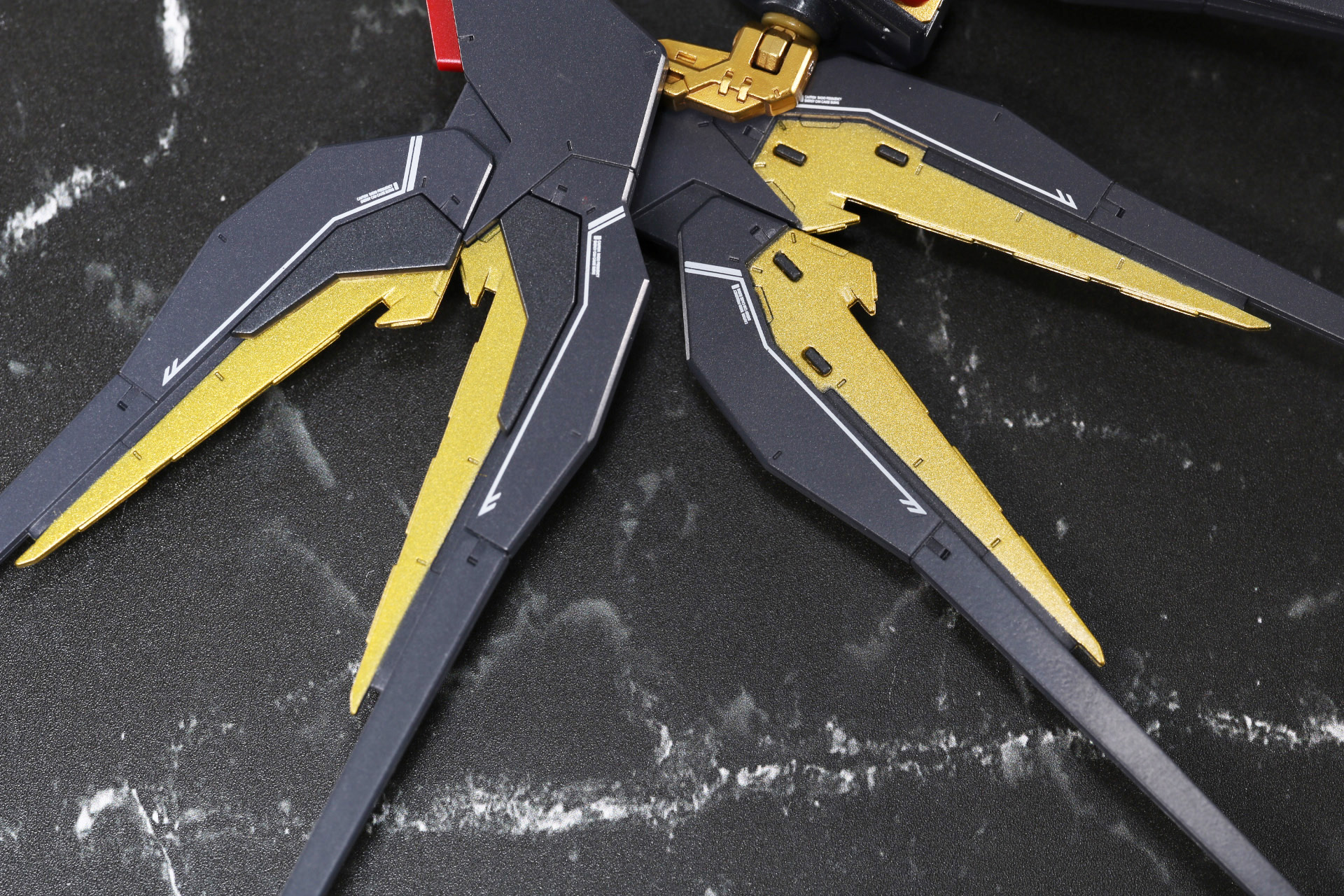 バックパックの付け根付近のカバーパーツを外す