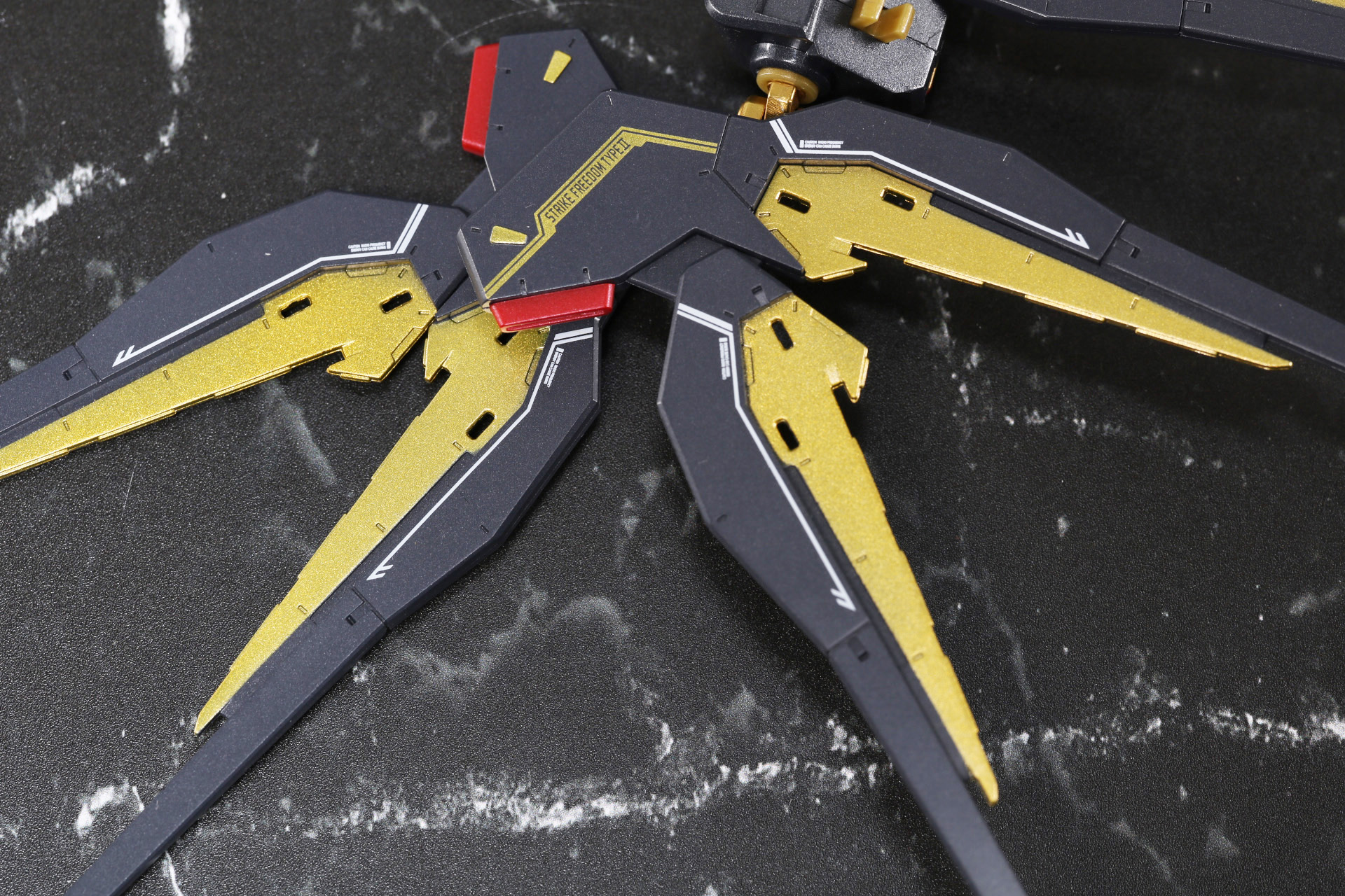 バックパックの付け根付近のカバーパーツを外す