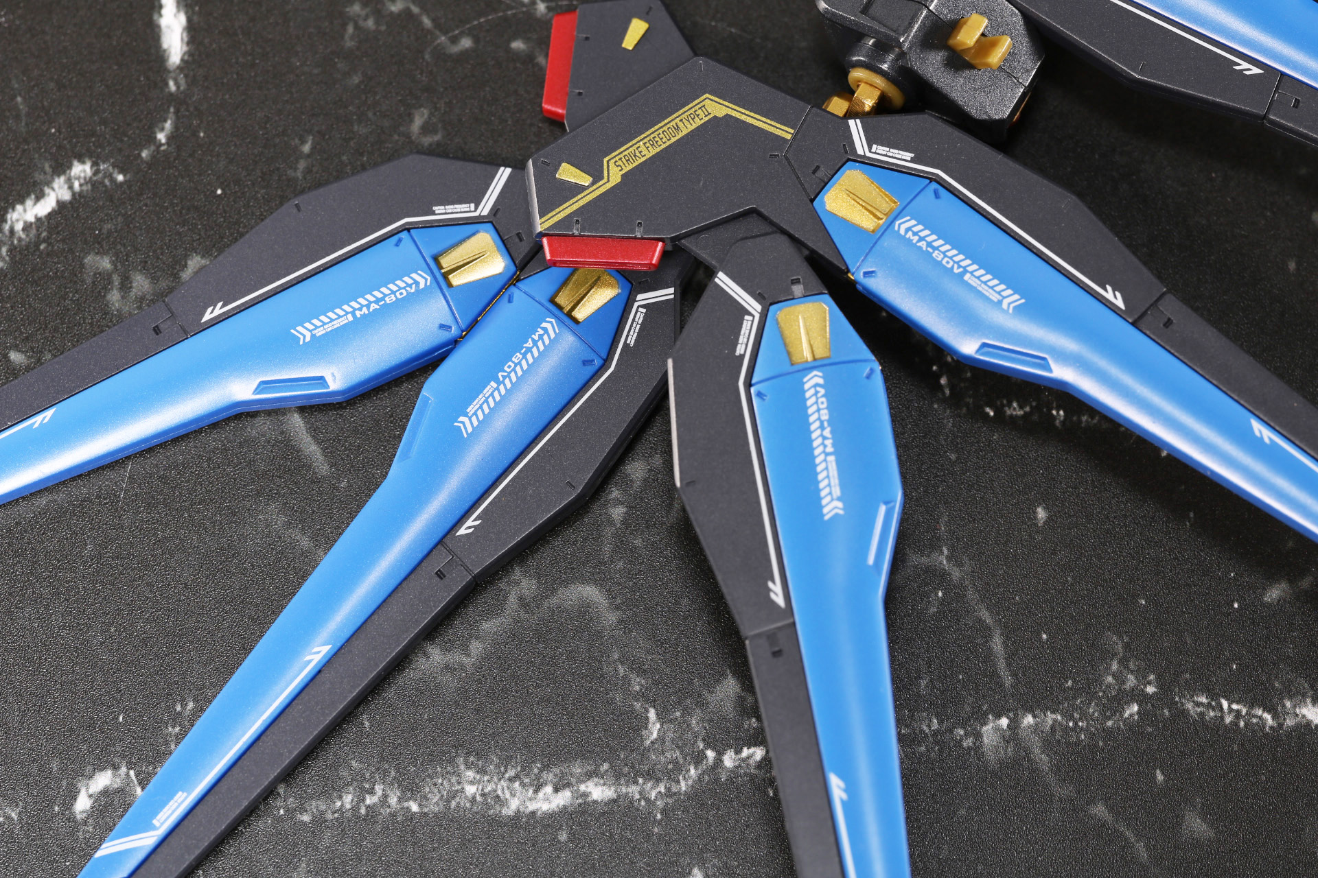 スーパードラグーンを装着。そして、フィギュア本体の背面に装着する