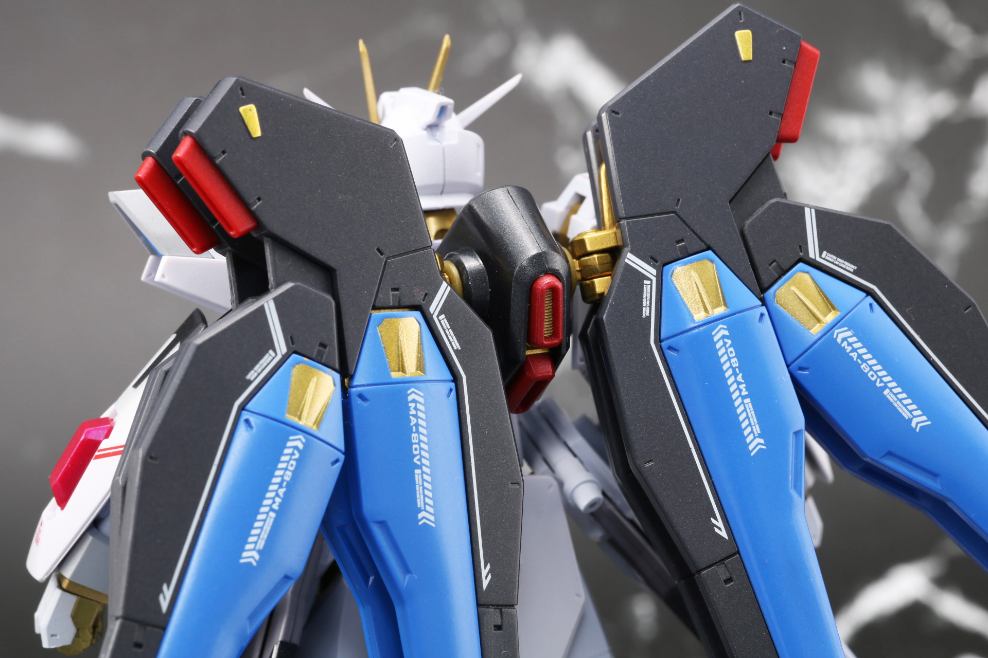 スーパードラグーンを装着。そして、フィギュア本体の背面に装着する