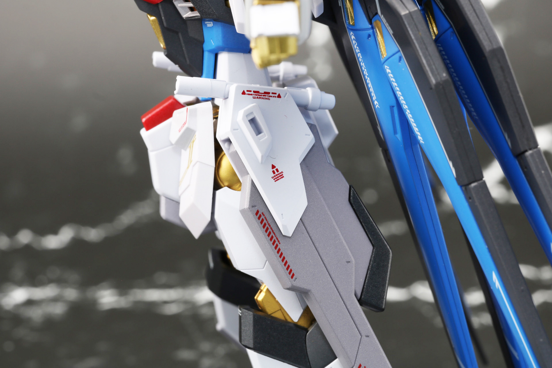 レールガン側部に高エネルギービームライフルを装着