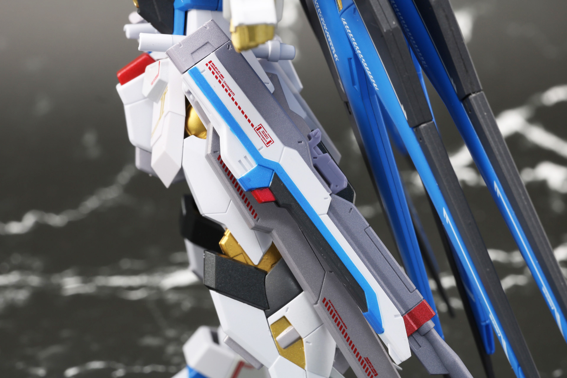 レールガン側部に高エネルギービームライフルを装着