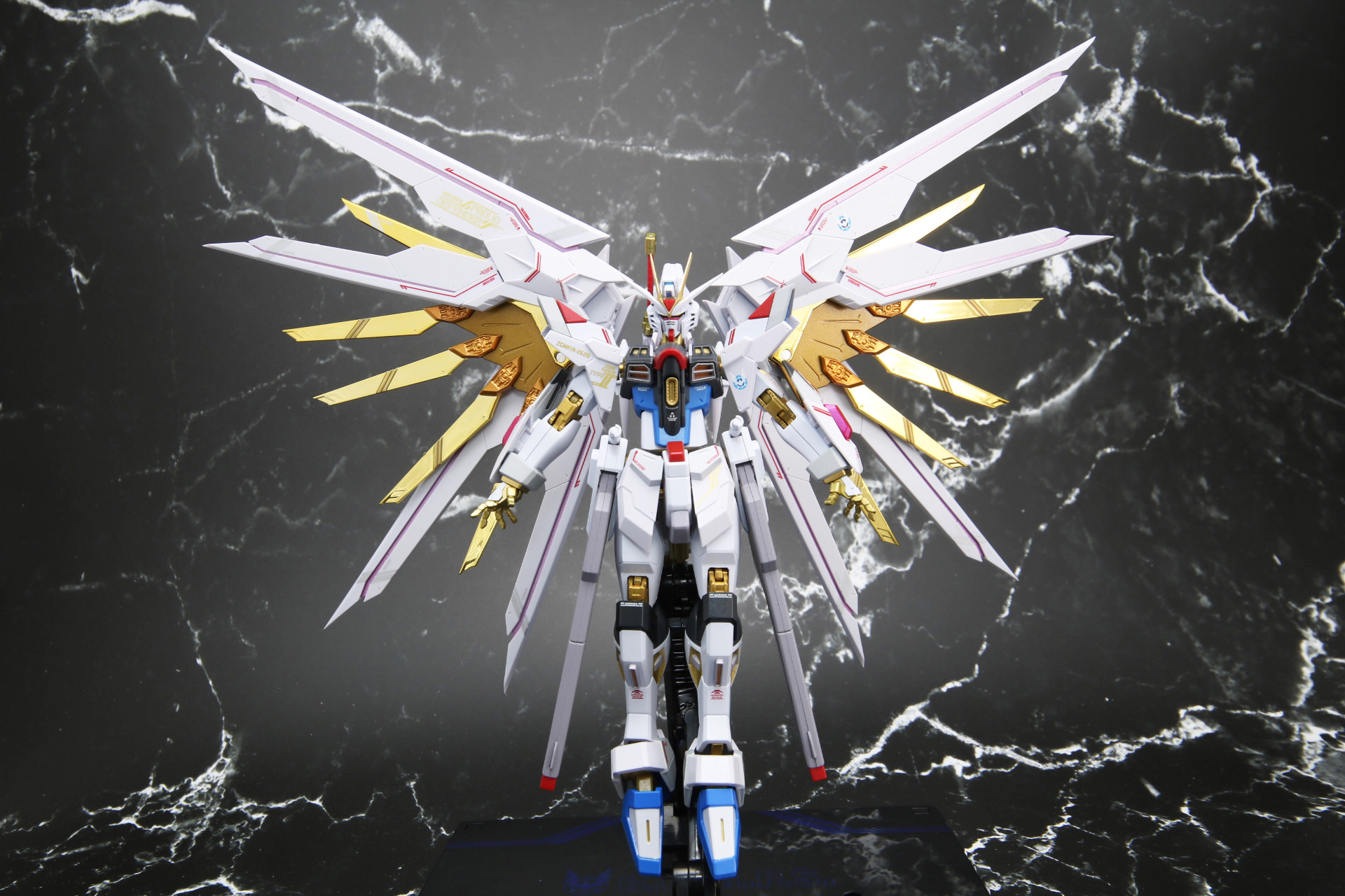 「METAL ROBOT魂 ＜SIDE MS＞ プラウドディフェンダー＆エフェクトパーツセット」と合わせた「マイティーストライクフリーダムガンダム」