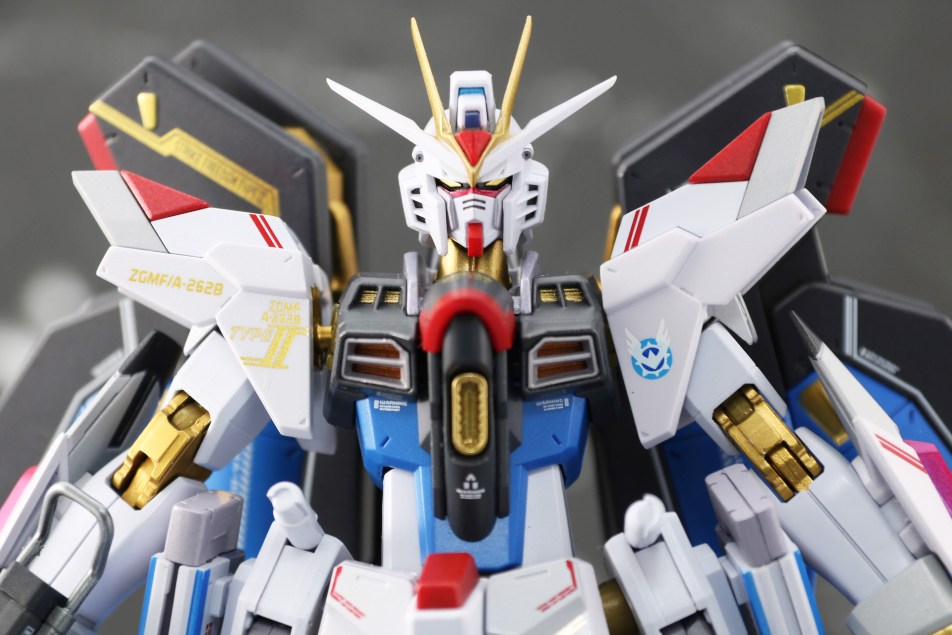 フロントスカート、膝アーマーにもマーキングが施されている