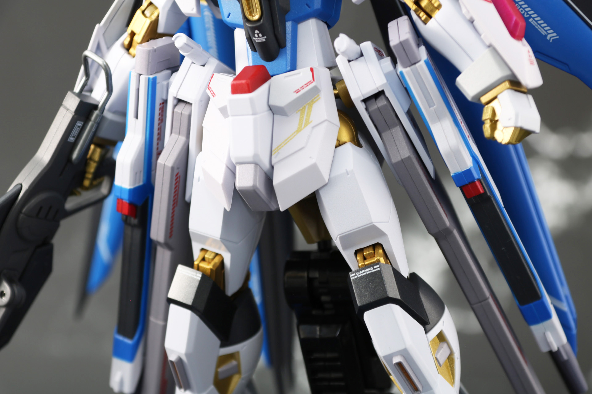 フロントスカート、膝アーマーにもマーキングが施されている