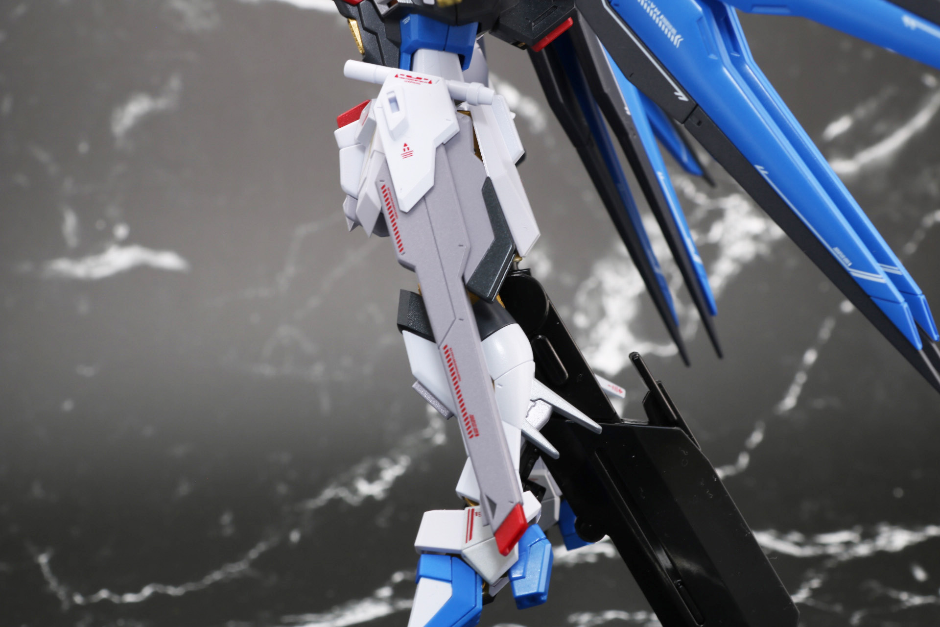 腰のレールガン展開