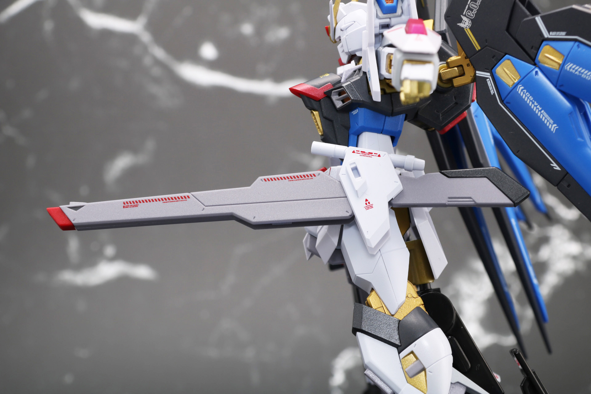 腰のレールガン展開