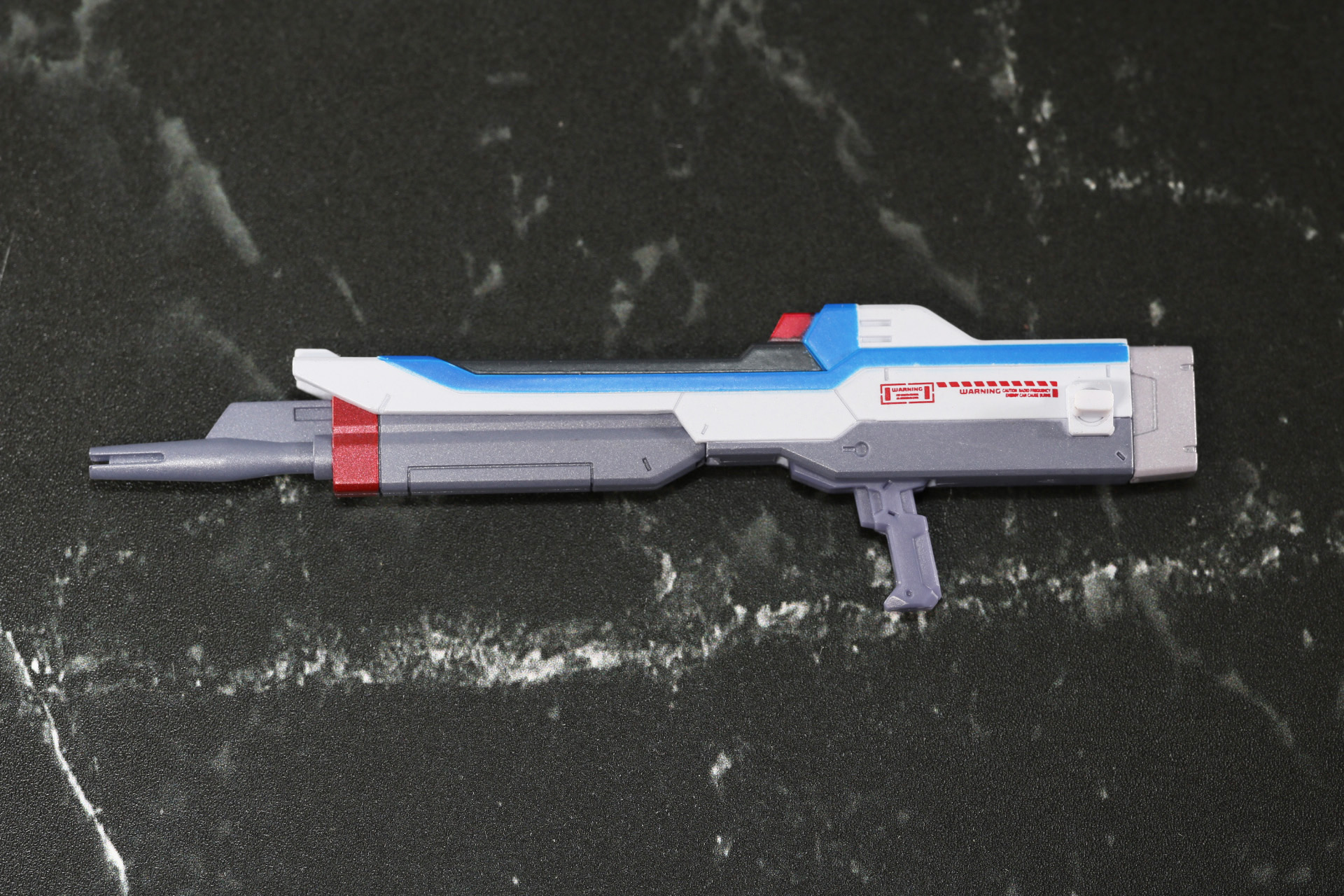 高エネルギービームライフルの連結。右側の高エネルギービームライフルの後部パーツを取り外す