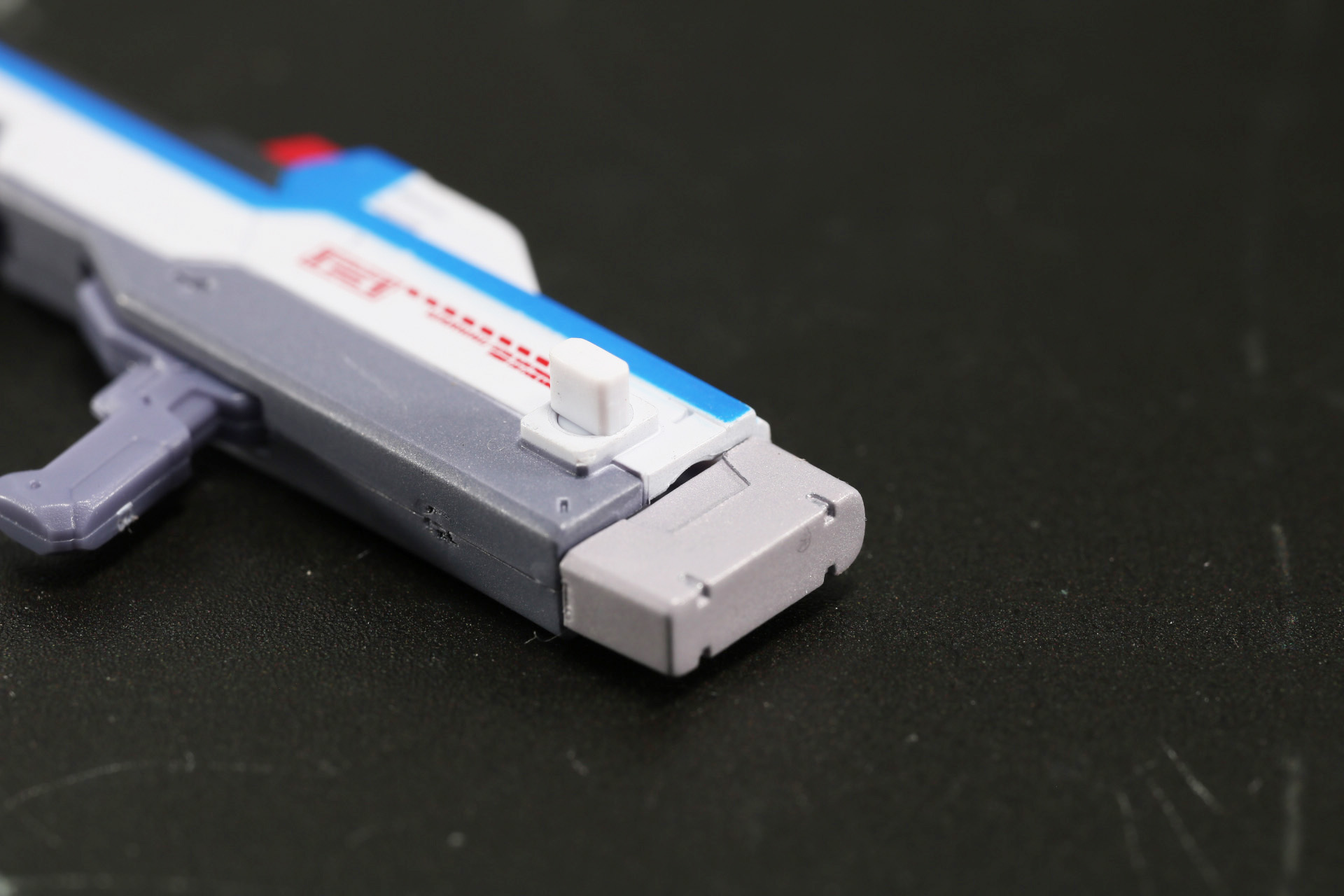 高エネルギービームライフルの連結。右側の高エネルギービームライフルの後部パーツを取り外す