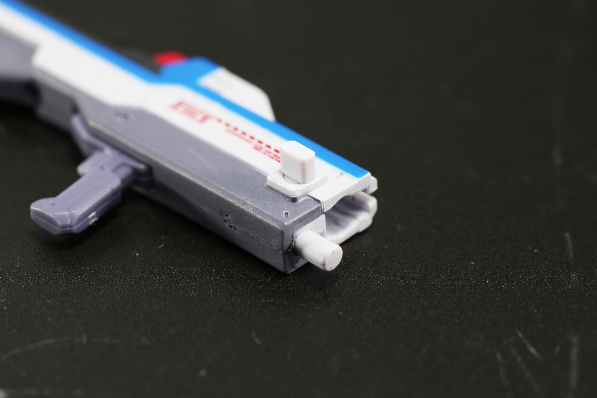 左側の高エネルギービームライフルの銃口を接続することで連結状態にすることができる