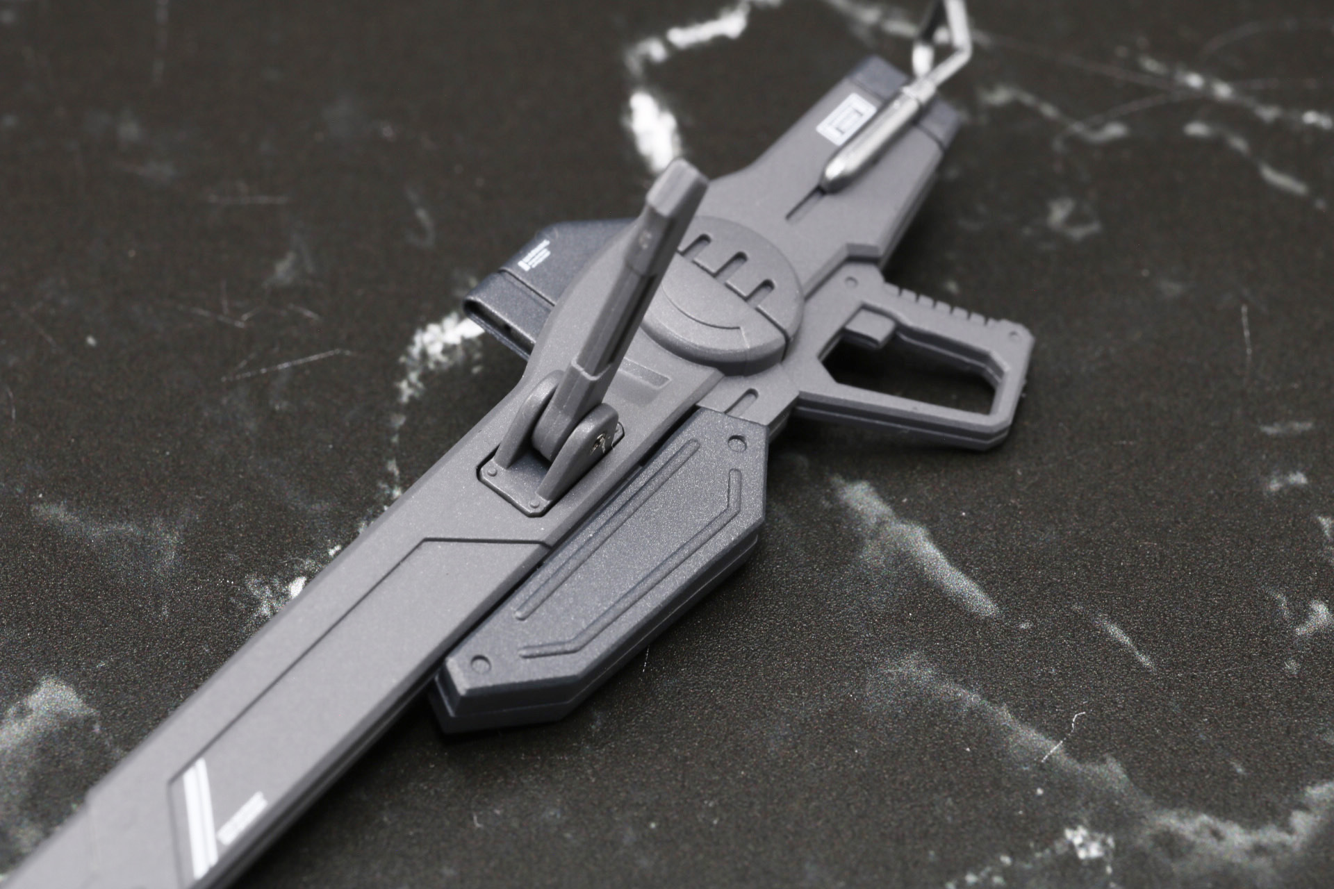 「試製35式改レールガン」のフォアグリップは展開でき、角度調整もできる。また弾倉部分も着脱が可能