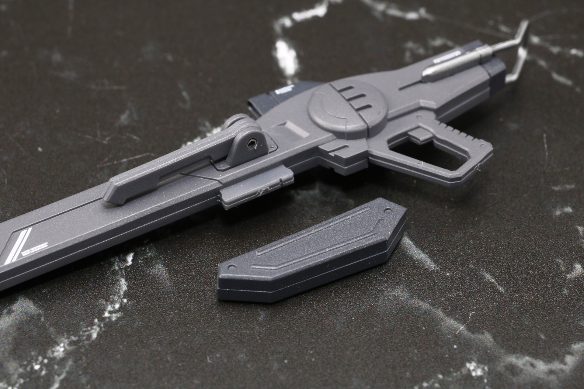 「試製35式改レールガン」のフォアグリップは展開でき、角度調整もできる。また弾倉部分も着脱が可能