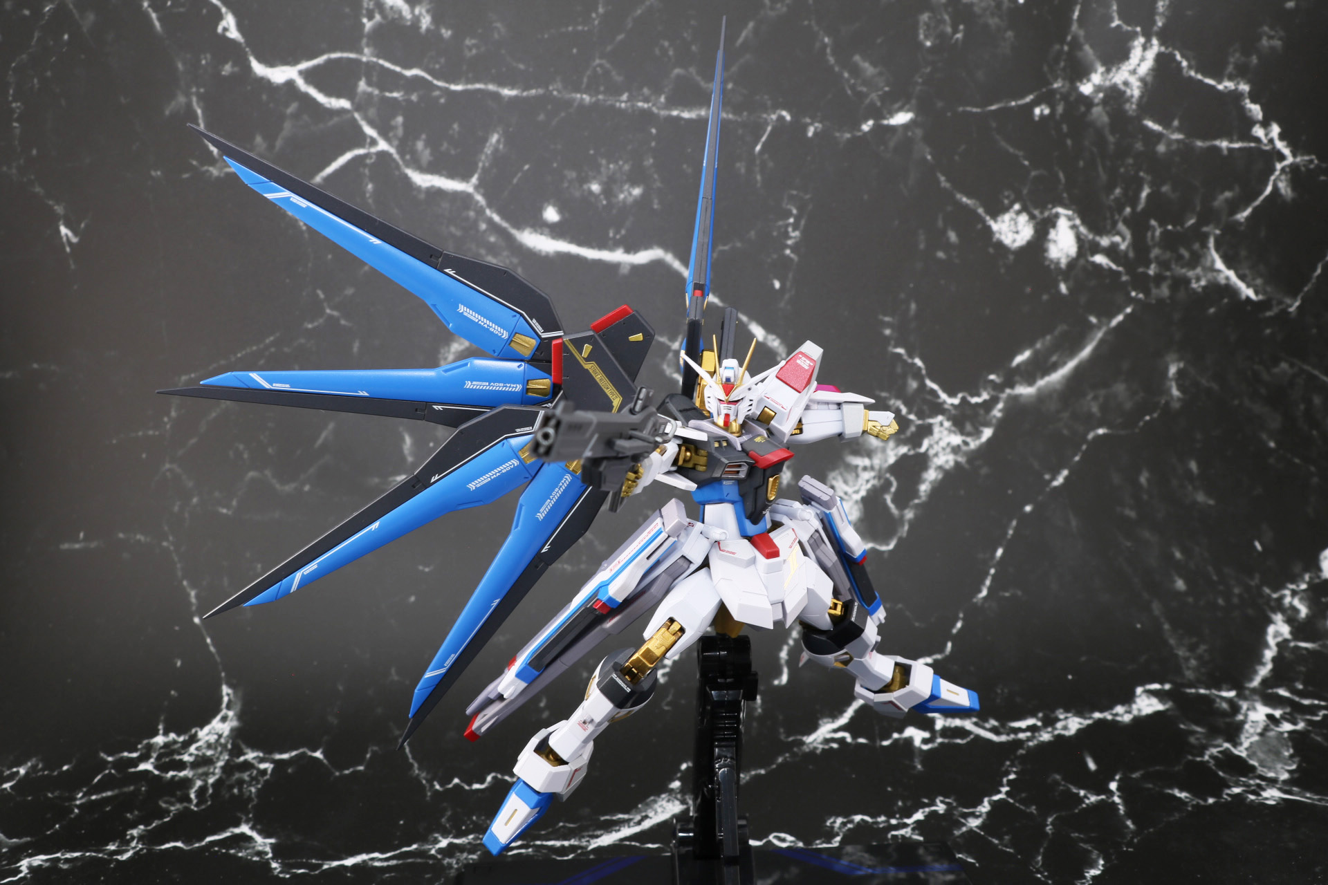 各部可動でダイナミックなポーズを取れる