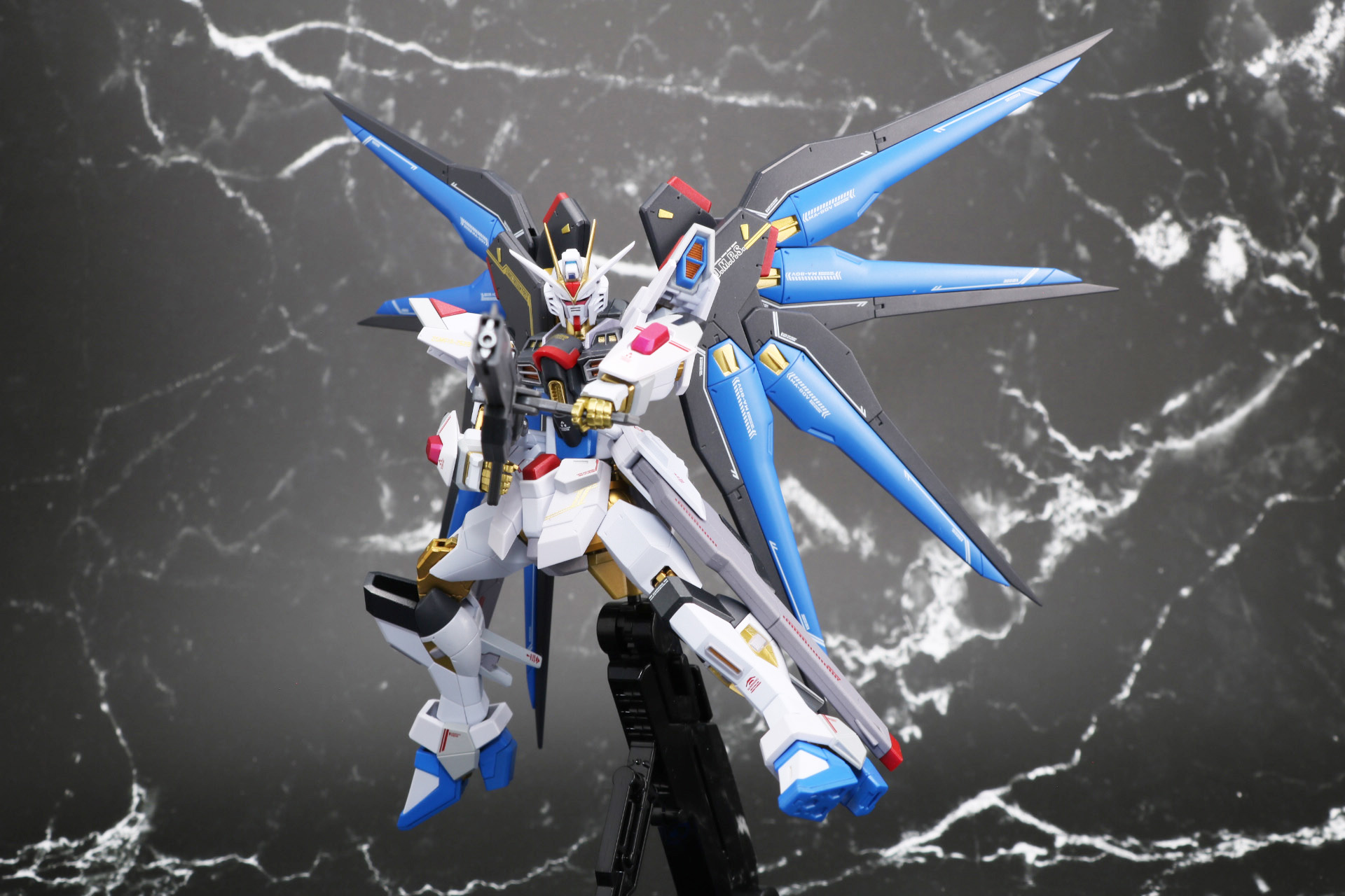 肩の可動で試製35式改レールガンの両手持ちも再現できる