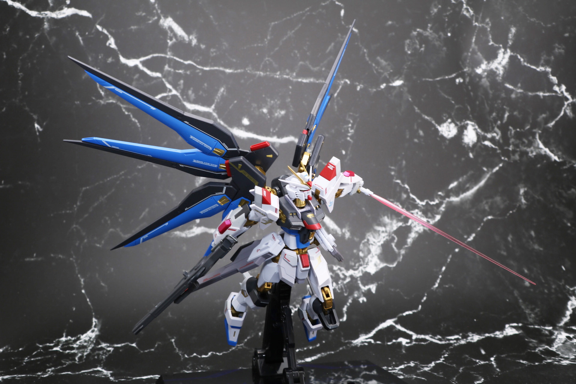 台座も角度調整ができ、様々な態勢を取ることができる