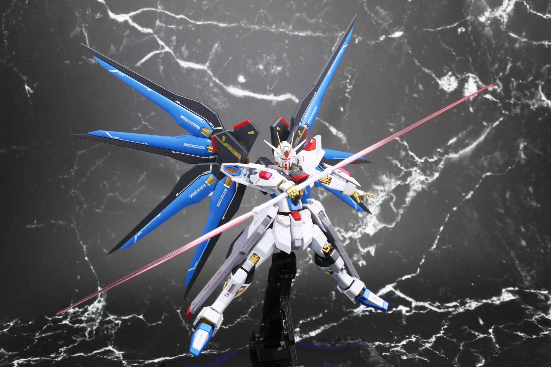 連結したビームサーベル柄で両刃のビームサーベルを展開