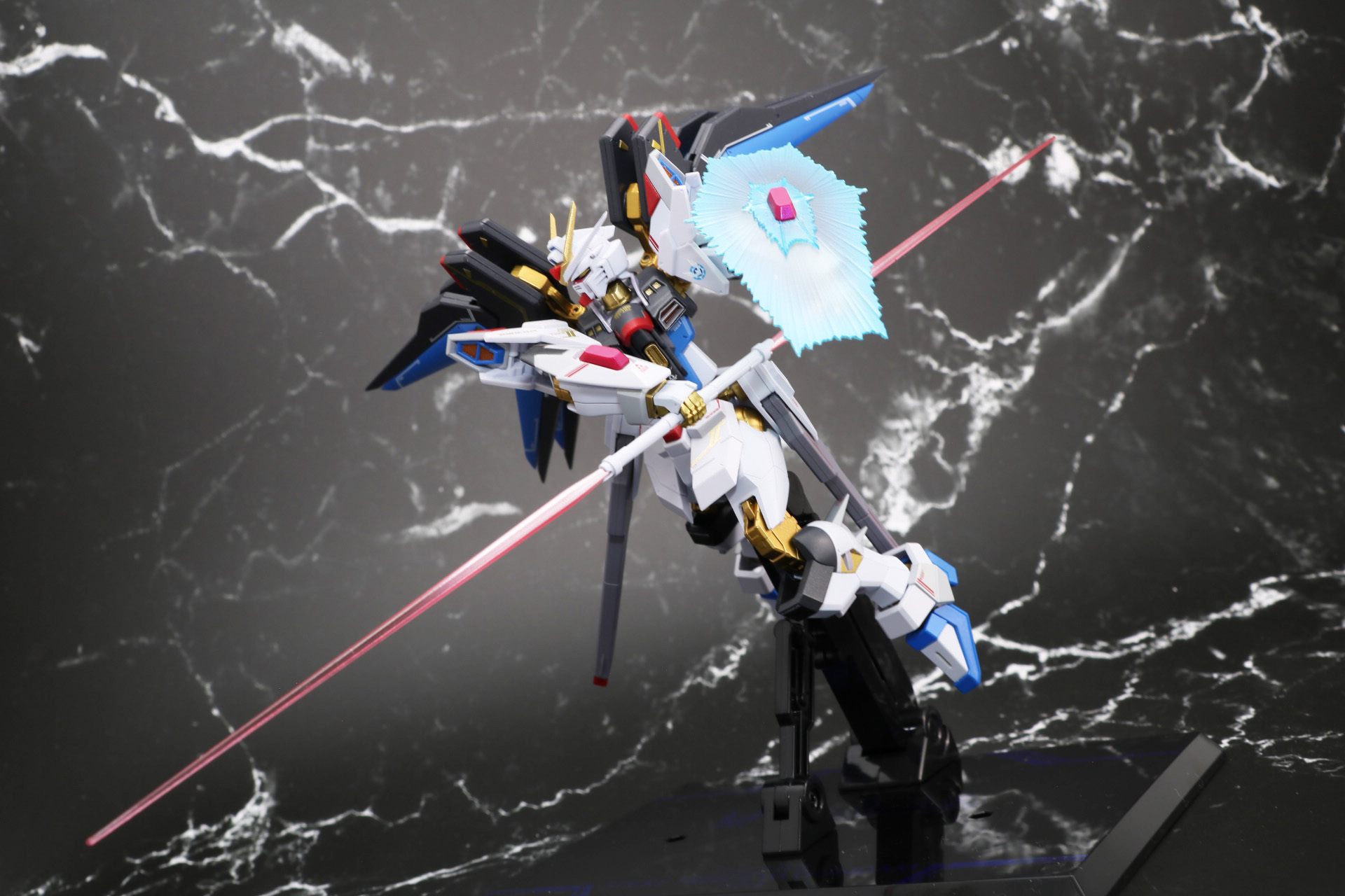 ビームシールドを展開しつつ突撃