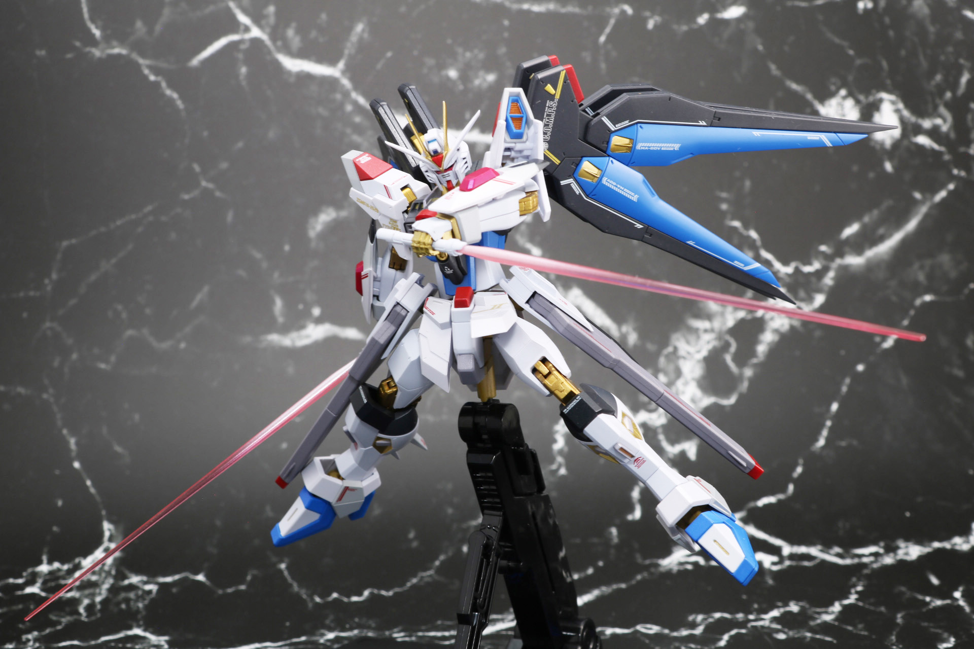 印象的なビームサーベル二刀流ポーズ