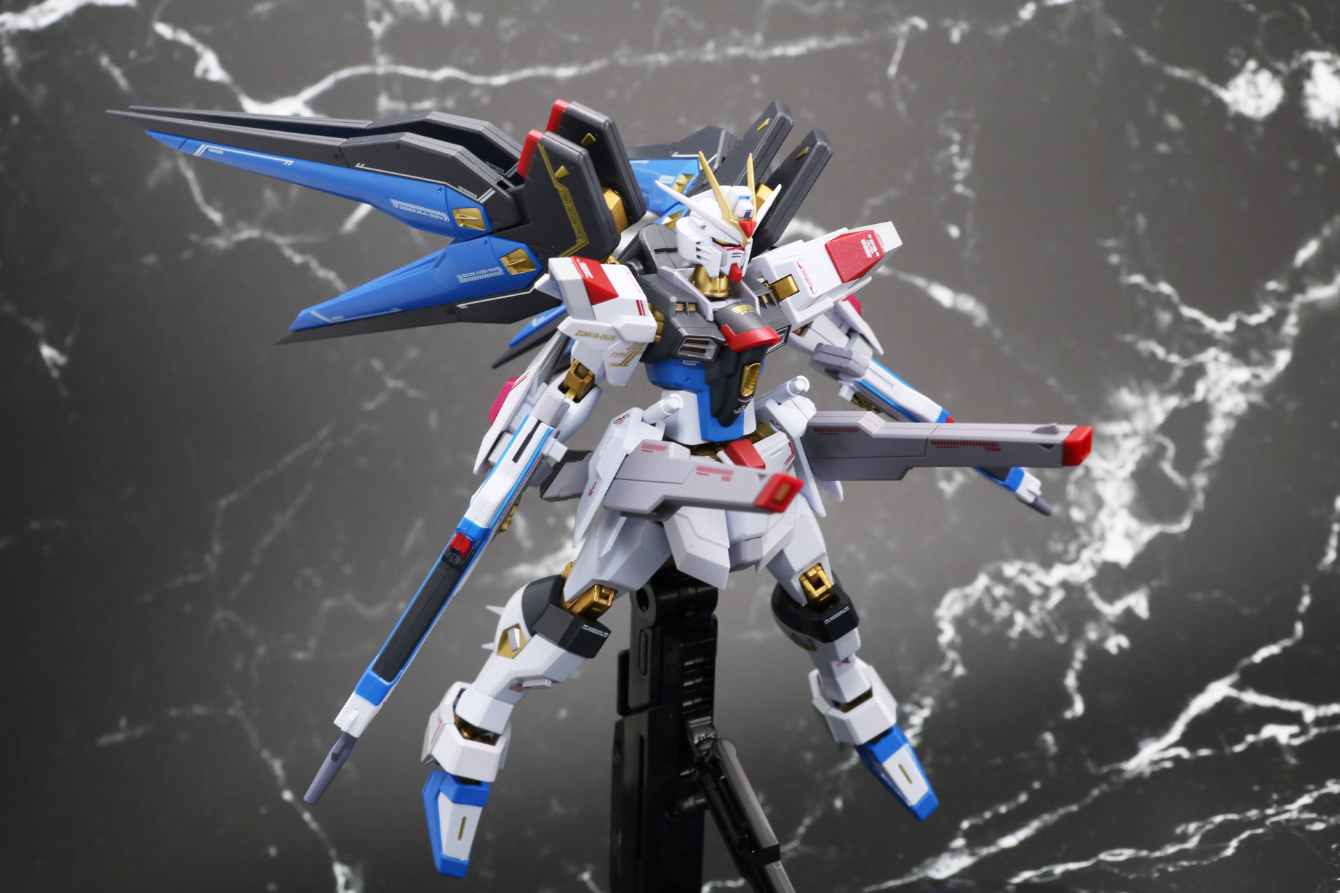 腰のレールガンを展開