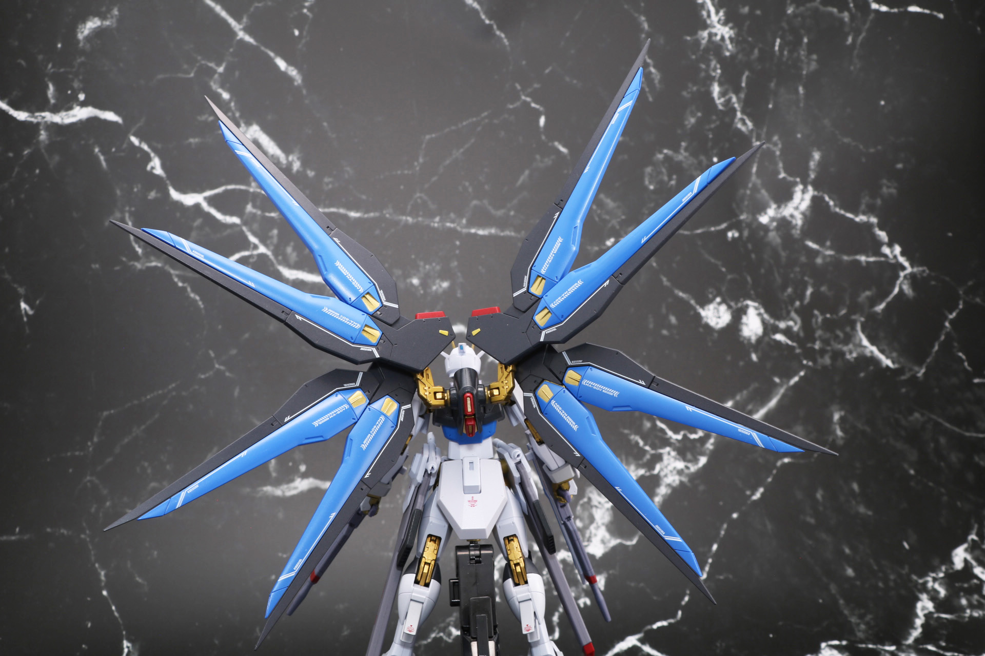 バックパックのスーパードラグーンを取り外す。また、付け根部分のカバーパーツを正面に配置する