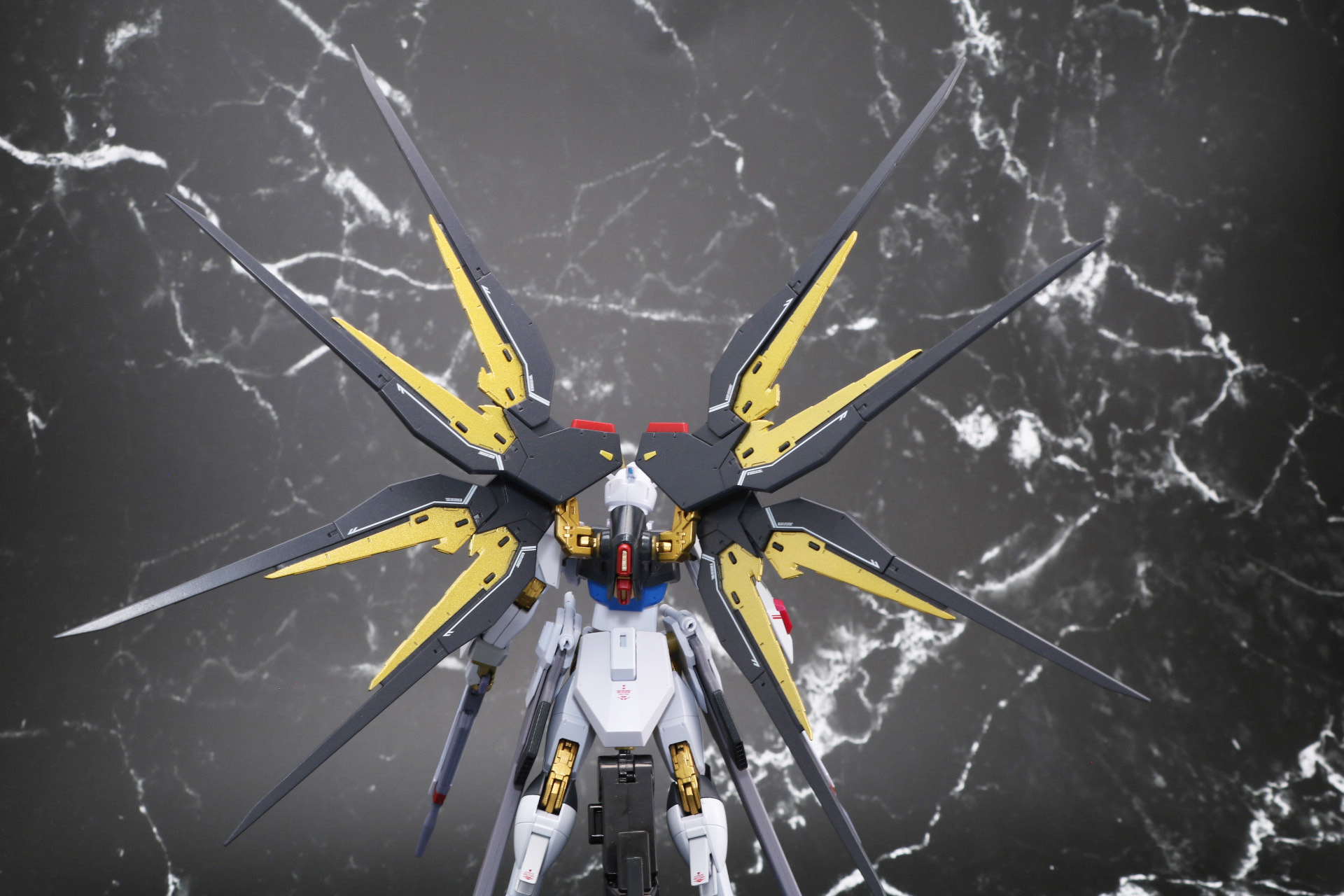 バックパックのスーパードラグーンを取り外す。また、付け根部分のカバーパーツを正面に配置する