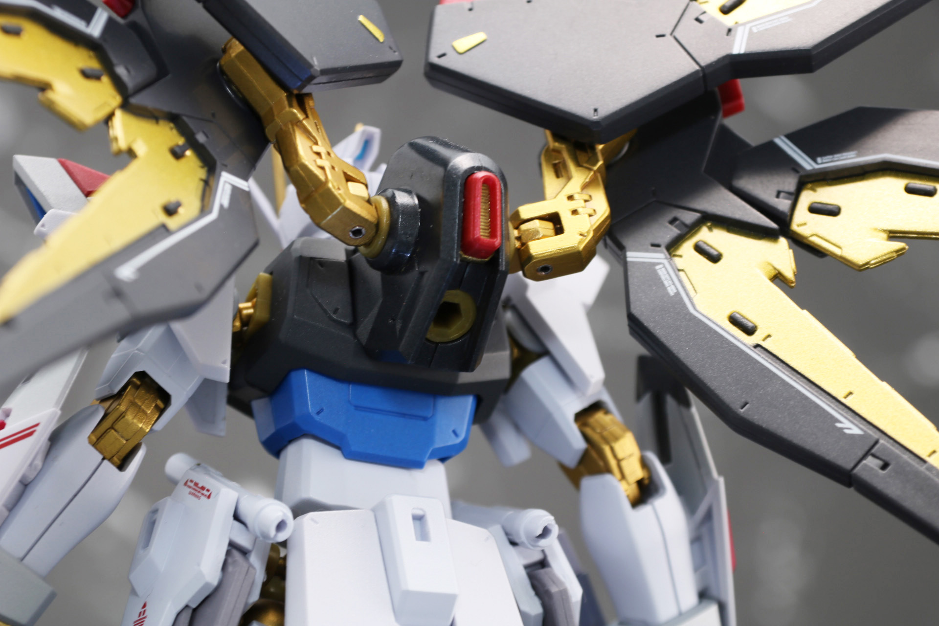 バックパック基部の下部スラスター部分を取り外して、ジョイントパーツを接続する