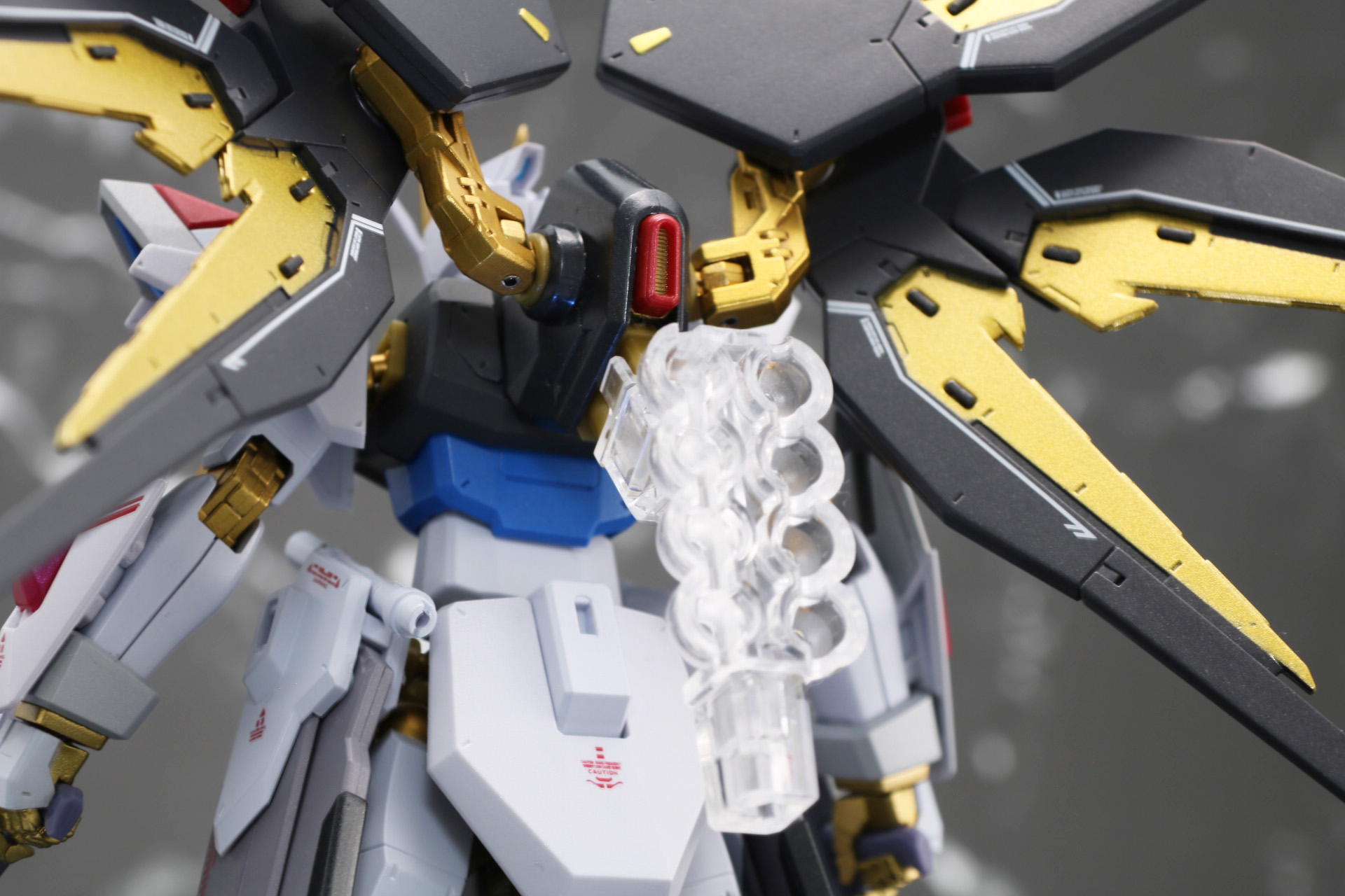 バックパック基部の下部スラスター部分を取り外して、ジョイントパーツを接続する