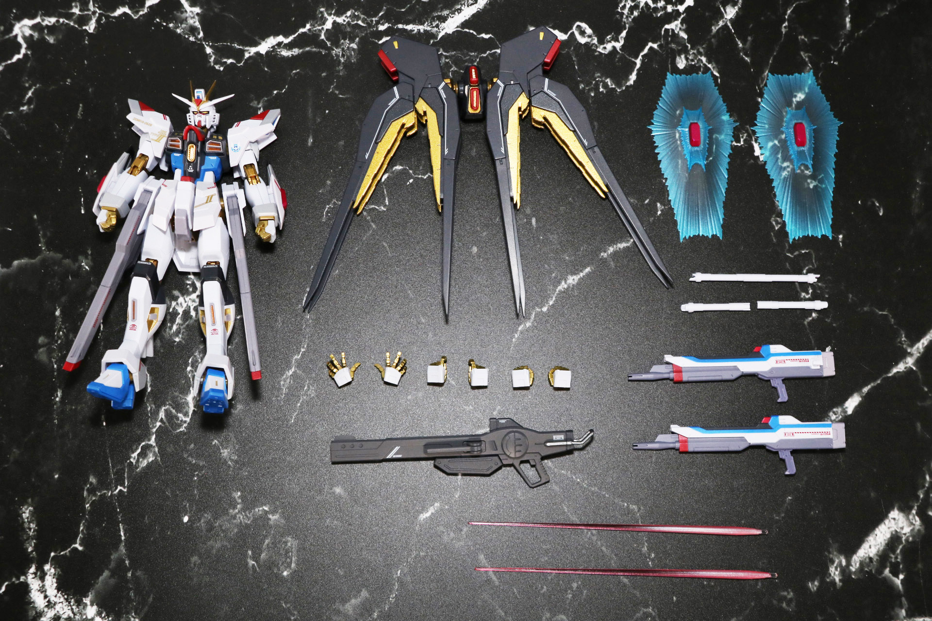 フィギュア本体、バックパック、ビームシールドエフェクトパーツ、交換用手首、ビームサーベル柄、連結ビームサーベル用柄、ビームサーベル刃、高エネルギービームライフル左右、レールガン