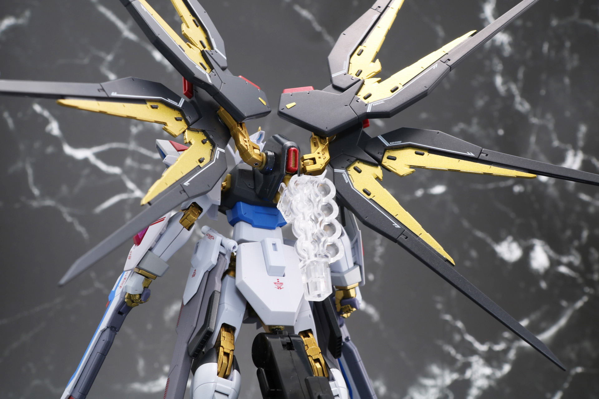 ジョイントパーツに支柱パーツを取り付ける