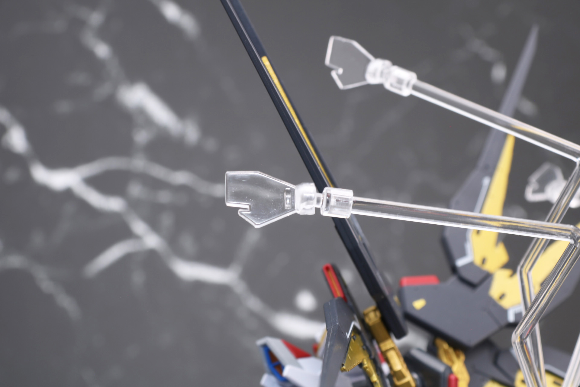 支柱パーツの先端部分にスーパードラグーンを取り付ける