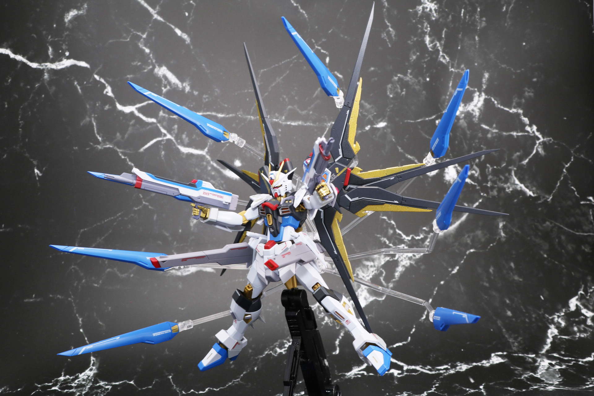 印象的な「ハイマットフルバースト」ポーズも再現できる