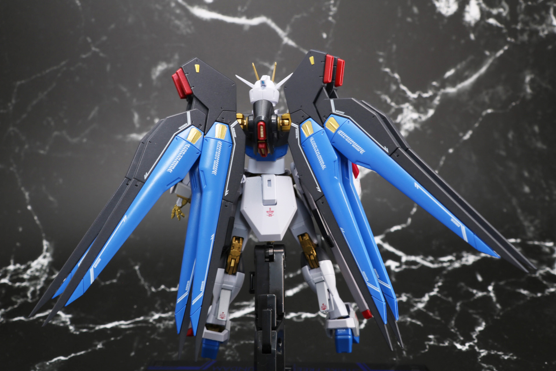 「METAL ROBOT魂 ＜SIDE MS＞ ストライクフリーダムガンダム弐式」のバックパックを取り外す