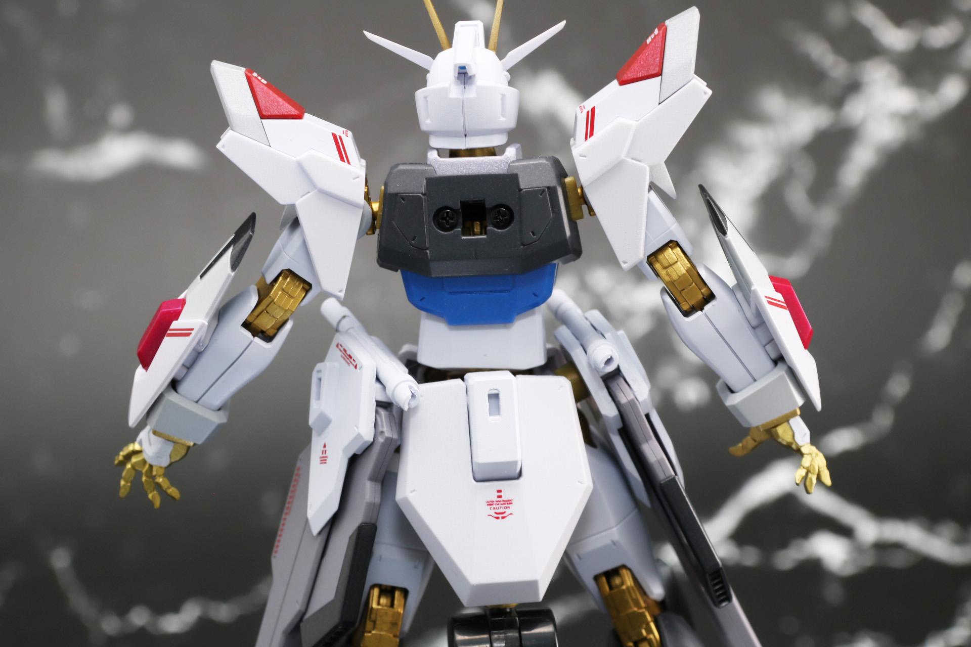 「METAL ROBOT魂 ＜SIDE MS＞ ストライクフリーダムガンダム弐式」のバックパックを取り外す