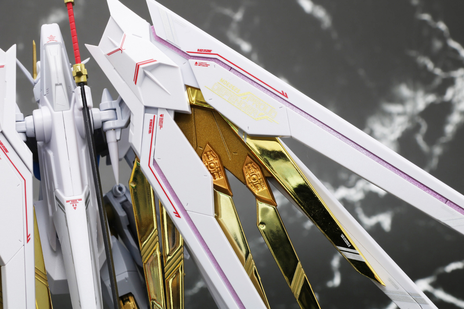 ウイングはスライドさせることで内部のメタリックピンクのラインが露出