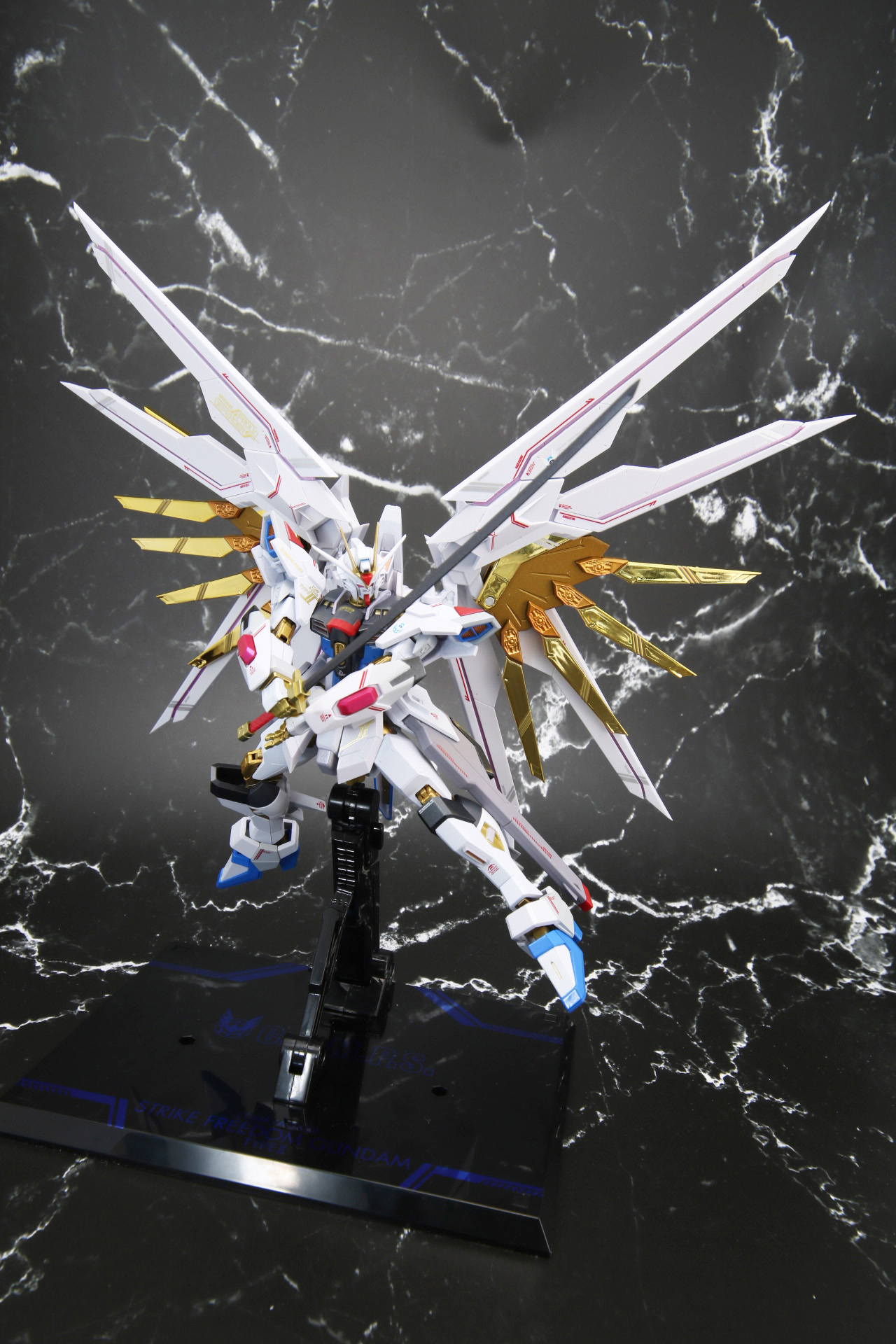 対艦刀フツノミタマを手にしたポーズ