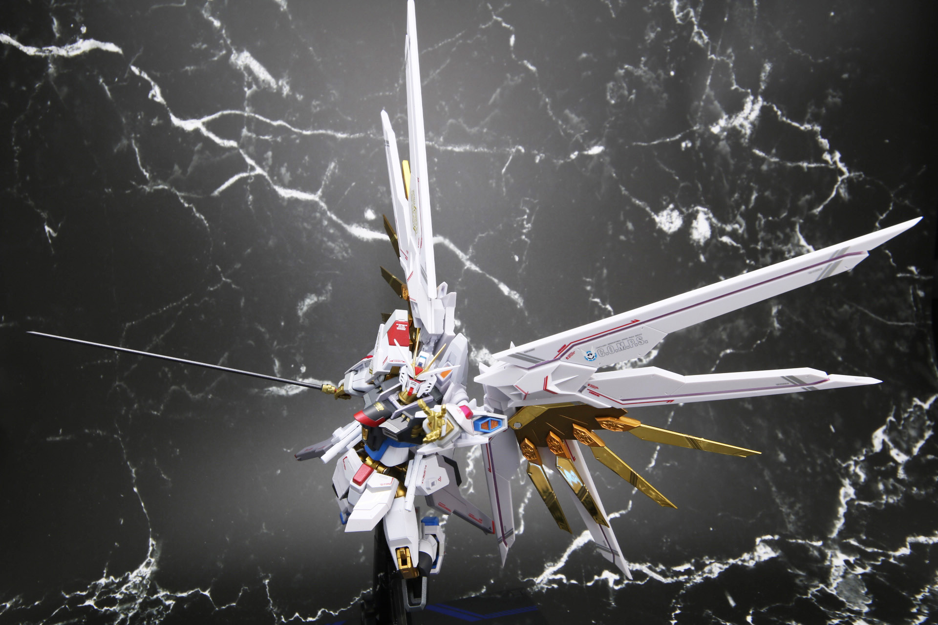 大きくウイングを広げれば迫力ある突撃シーンを表現できる