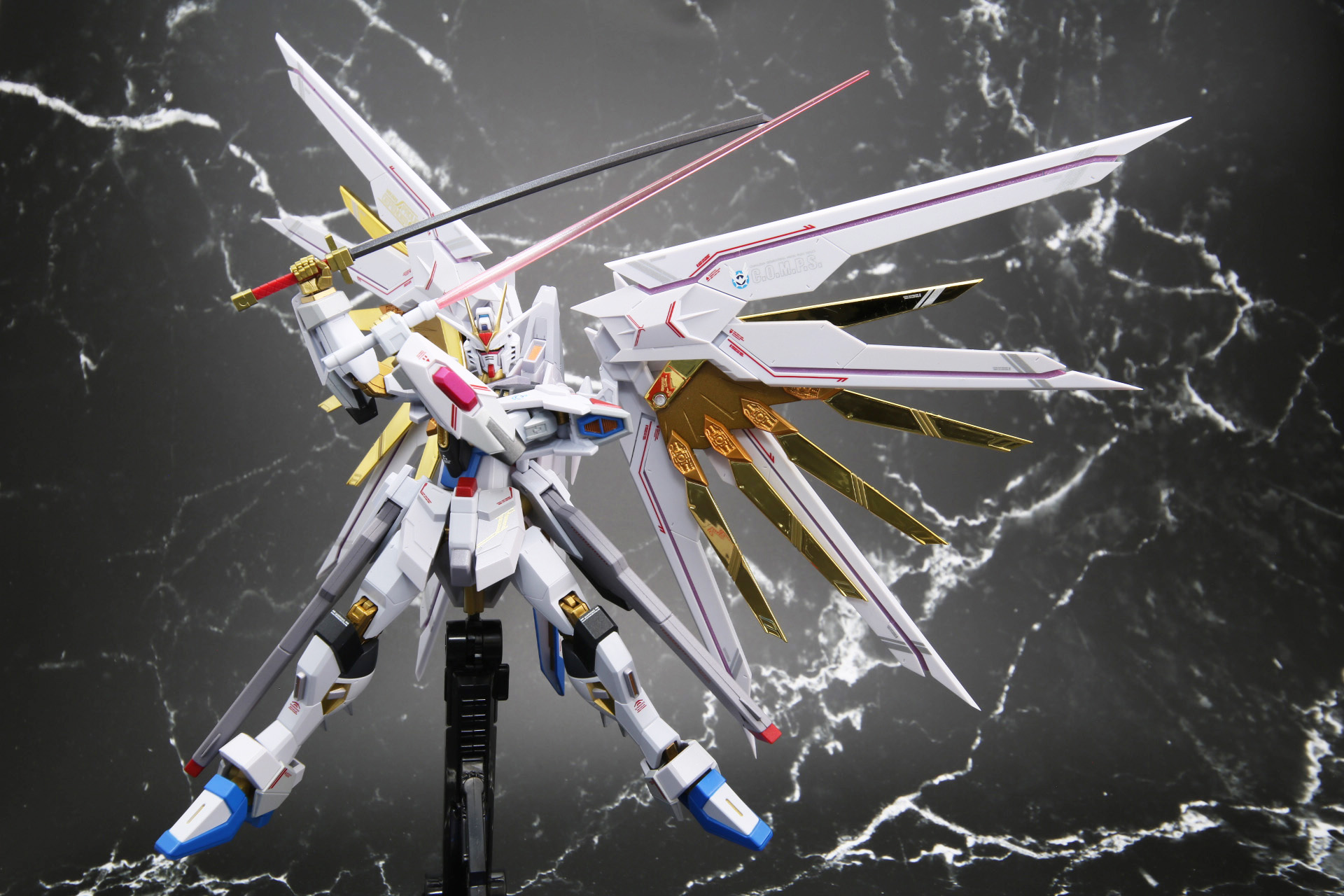 ビームサーベルと対艦刀フツノミタマの二刀流