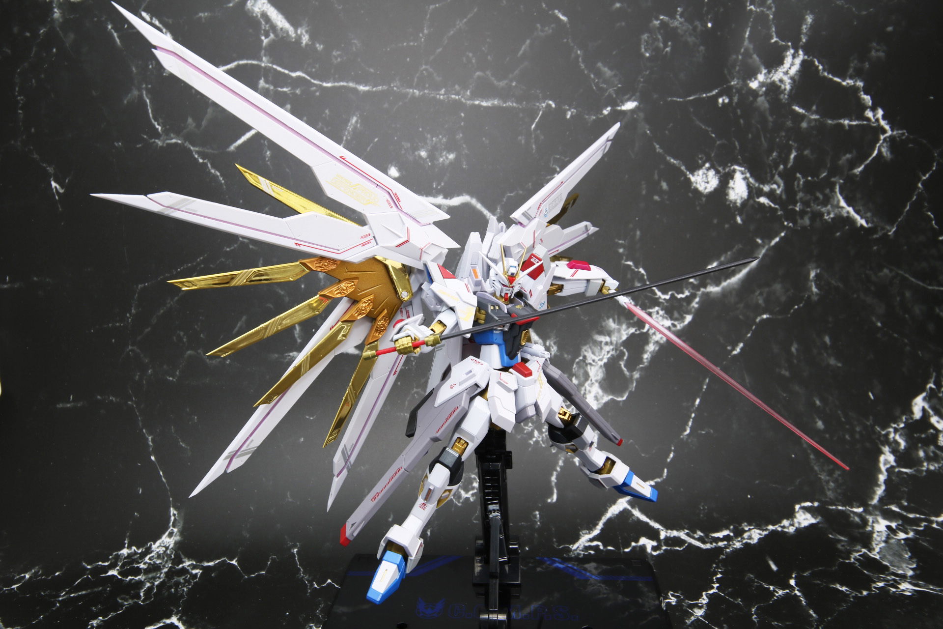 頭部のアンテナパーツを付け替えて「ディスラプター」展開状態を再現できる